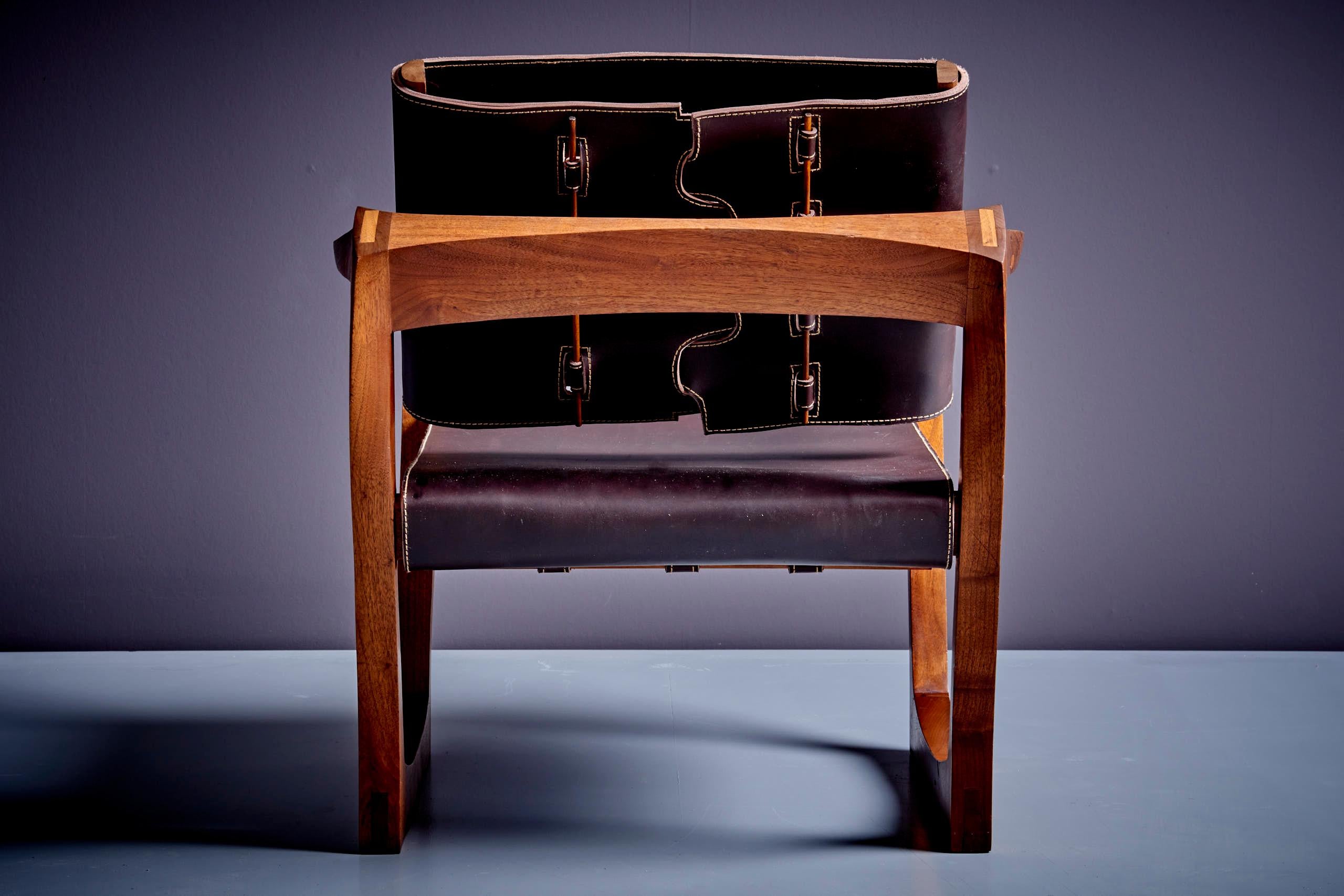 Studio Lounge Chair aus dunkelbraunem Leder mit skulpturalem Nussbaumsockel USA 1960er Jahre  im Angebot 2