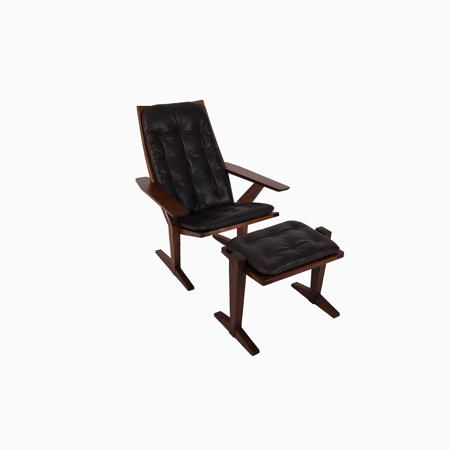 Ein neues Sitzmöbel für den Innenbereich, das an einen verfeinerten Adirondack-Stuhl erinnert.   Diese Lounge und der Hocker wurden aus altem Schwarznussbaum handgefertigt und mit Öl behandelt.    Getuftete Polsterung aus geschmeidigem