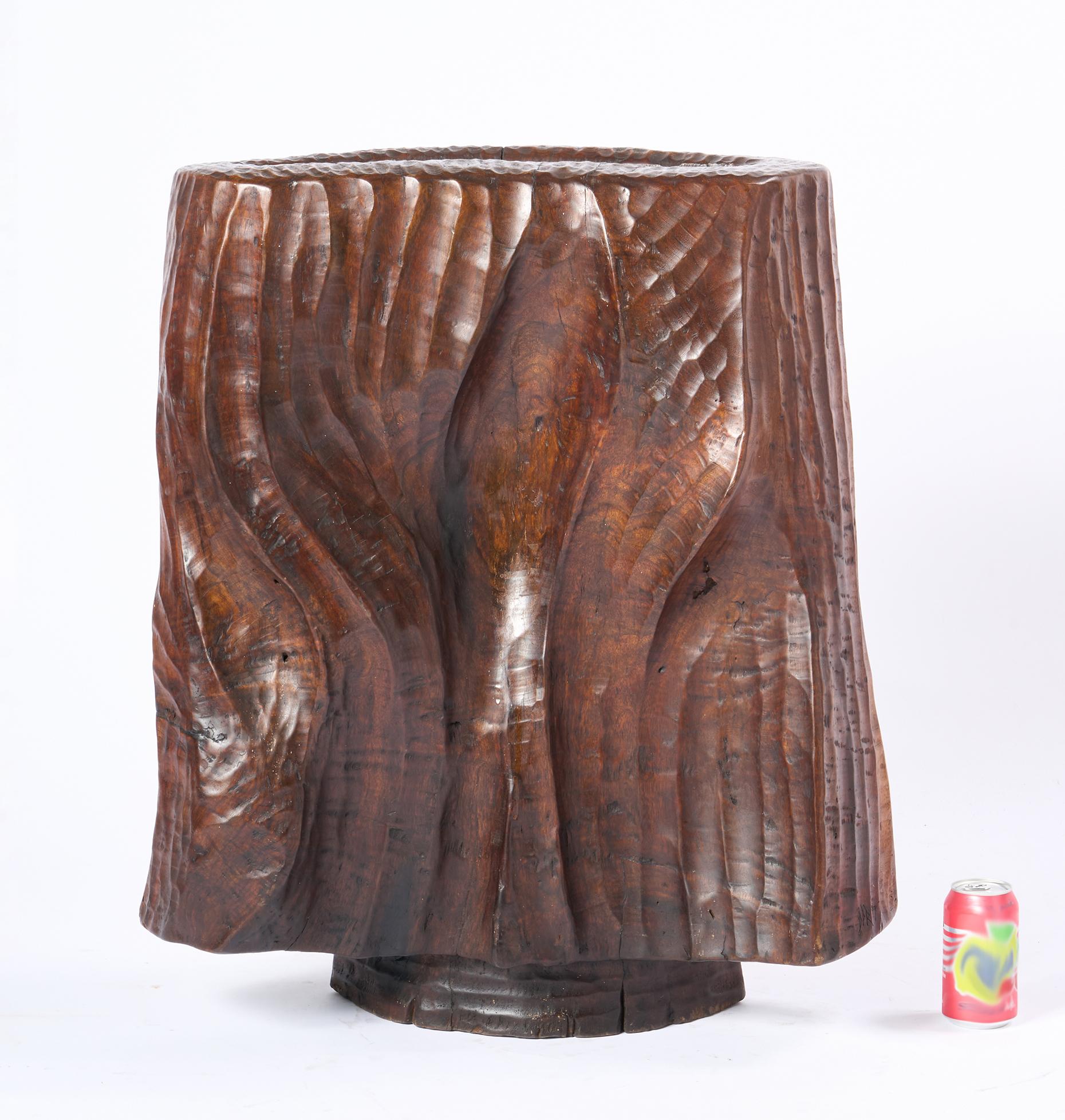 Scultura brutalista in legno di sapele realizzata in studio e firmata DPR, 1977

Quest'opera grande e unica è firmata e datata; non siamo riusciti a identificare l'artista. Precedenti inserzioni e oggetti di proprietà di collezionisti di opere in