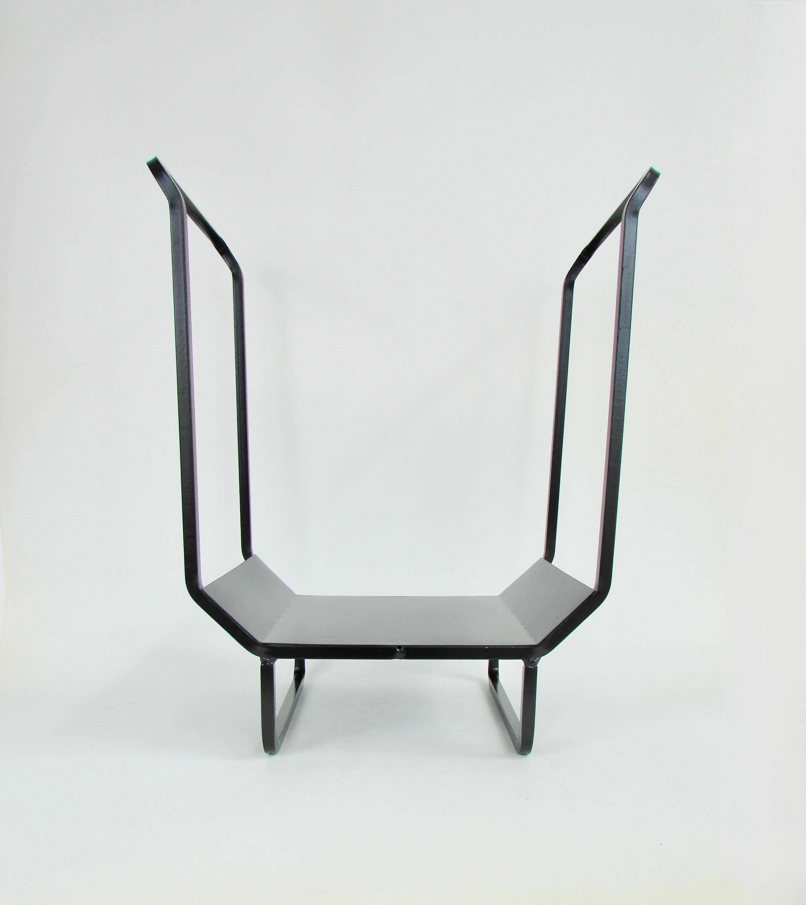 Das Studio stellte kompakte, modernistische Schmiedeeisen-Logohalterung in mattschwarzer Ausführung her im Angebot 1