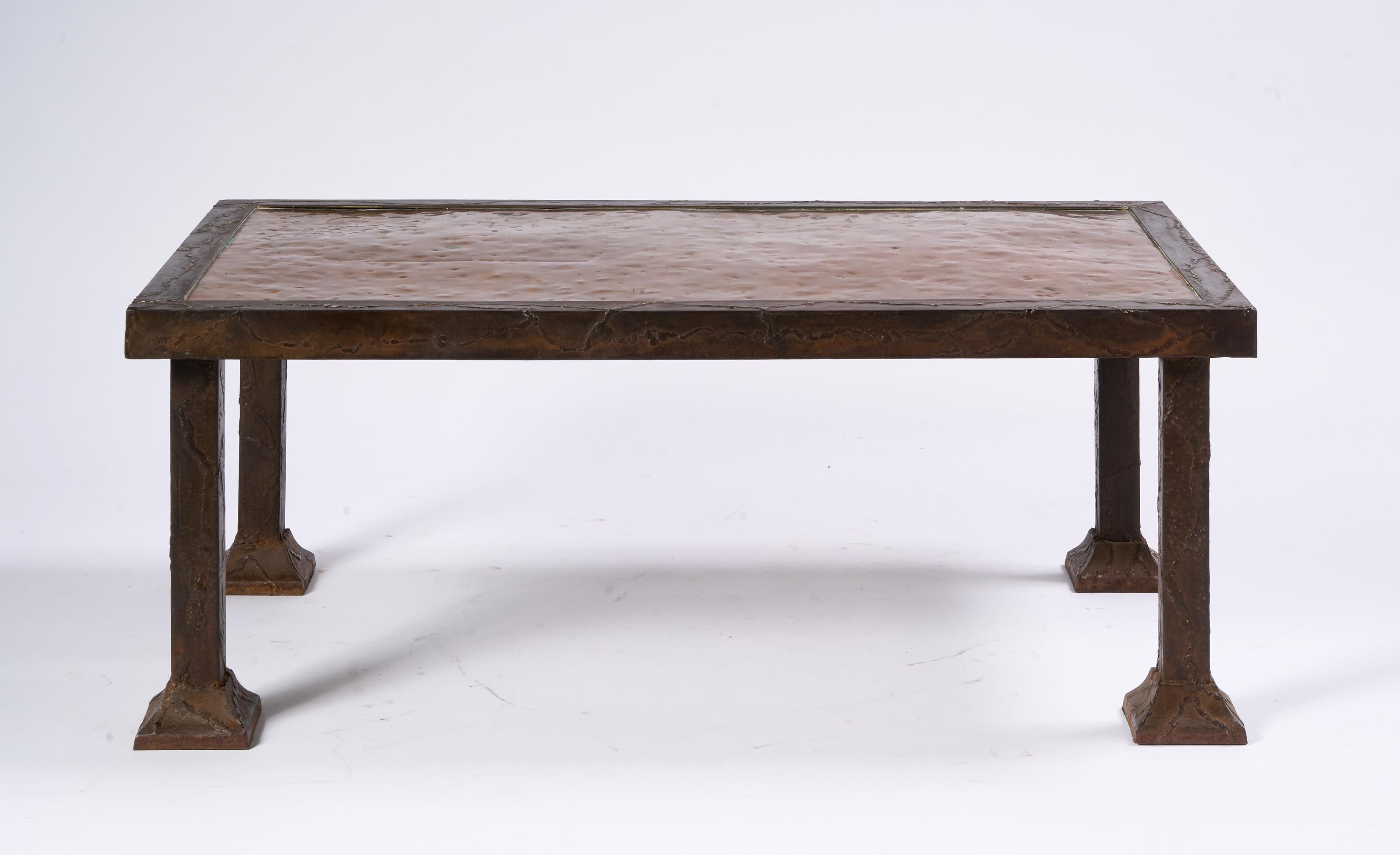 Mesa baja de cobre y acero Studio Made Brutalista en venta