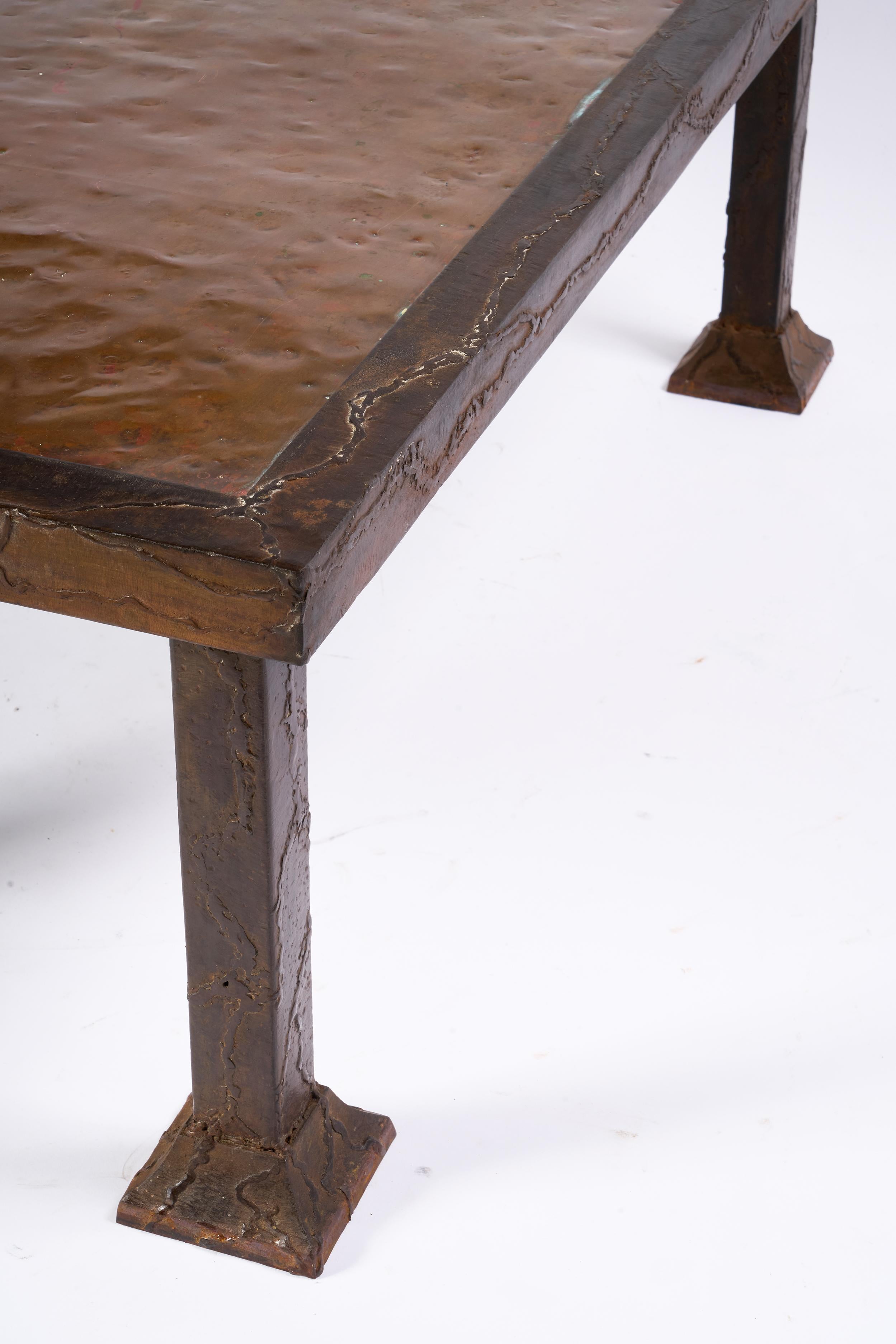 Mesa baja de cobre y acero Studio Made mediados del siglo XX en venta