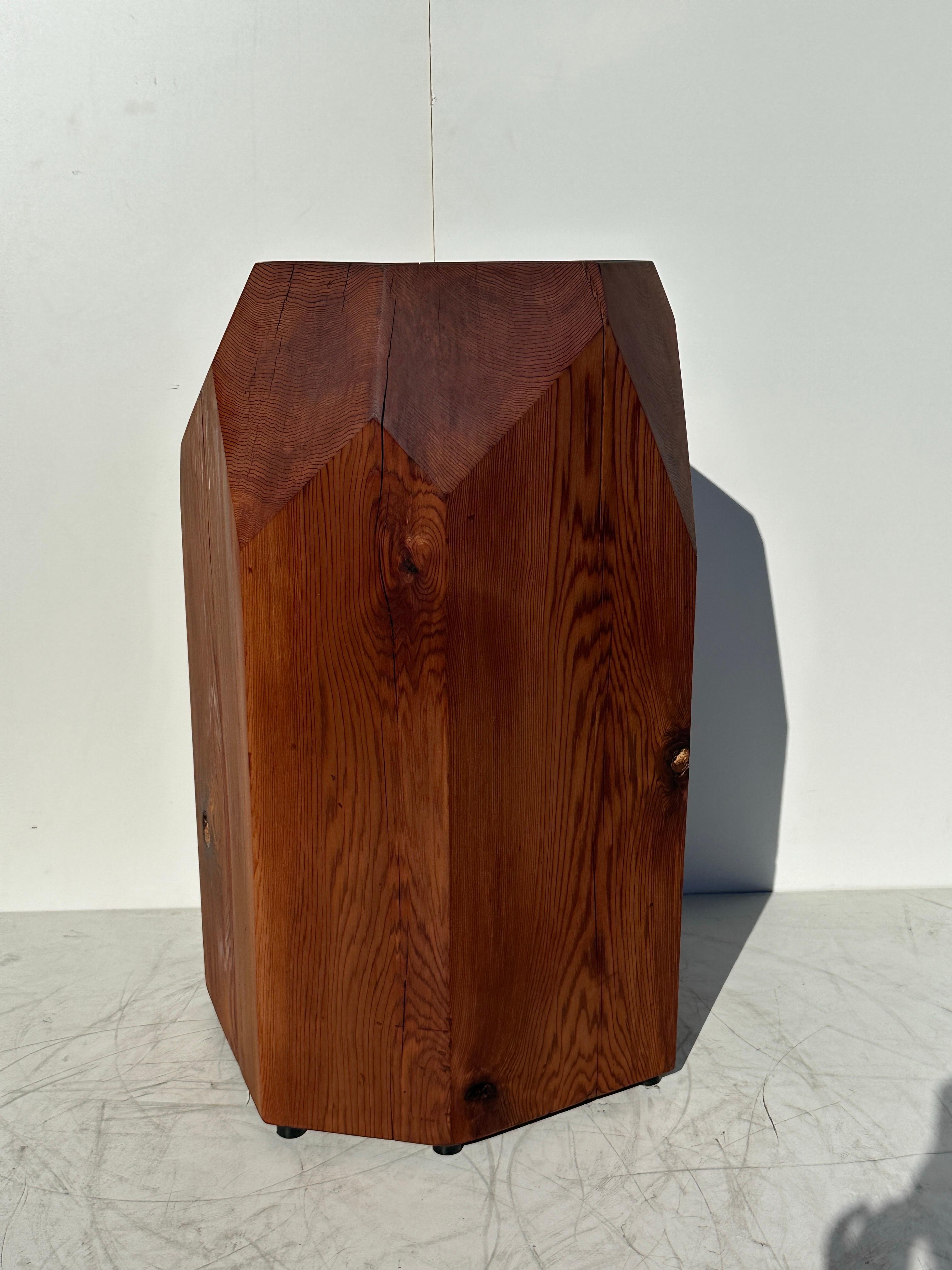 Piédestal sculptural en douglas fabriqué par Studio avec un plateau en cuivre dans le style de J. B. Blunk