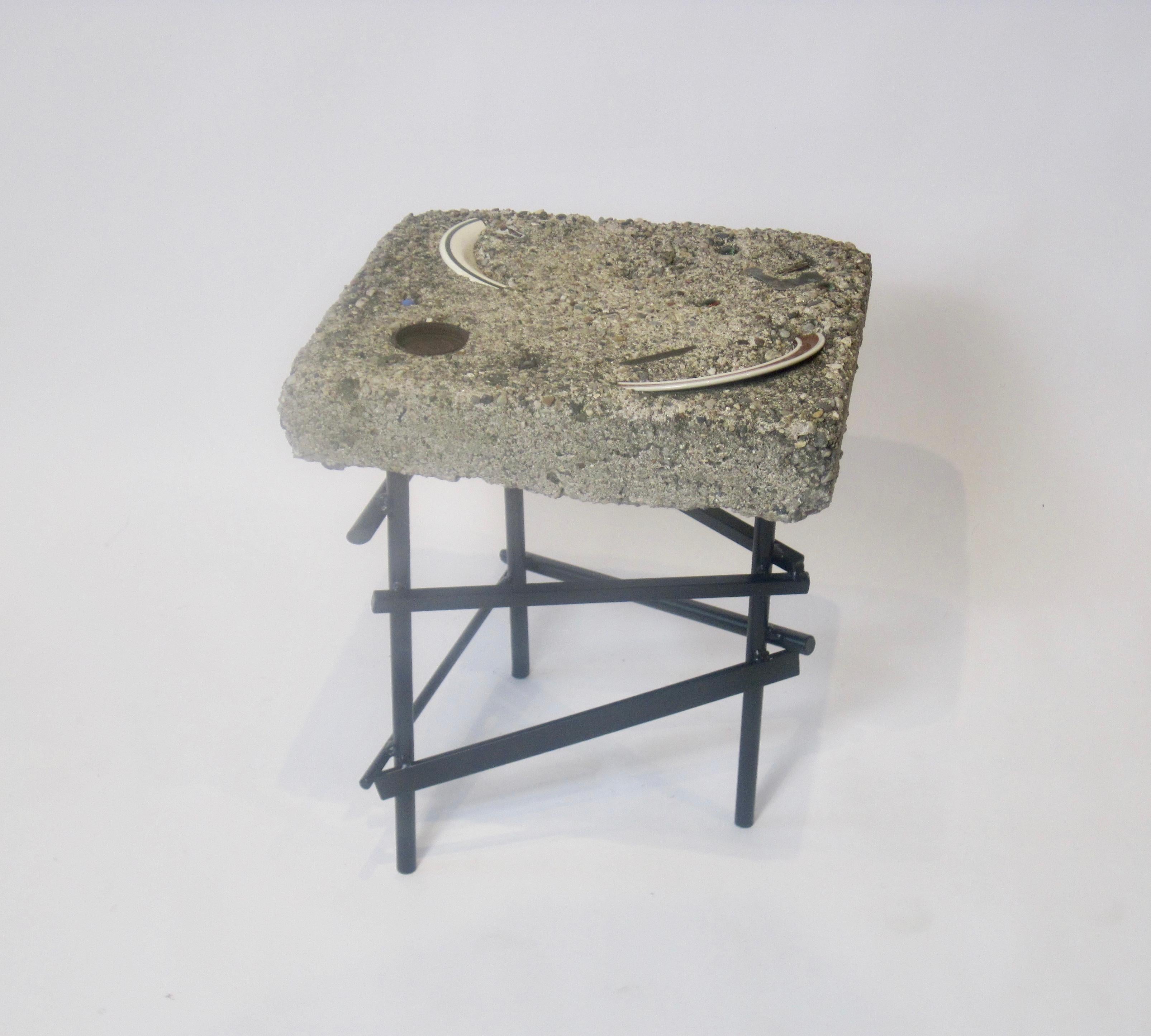 Mid-Century Modern Studio Made Found Objects Cement Table with Sculptural Steel Base (Table en ciment avec base sculpturale en acier)  en vente