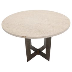 Table d'appoint ronde à base en cuivre brasé martelé et plateau en travertin, fabriquée en studio