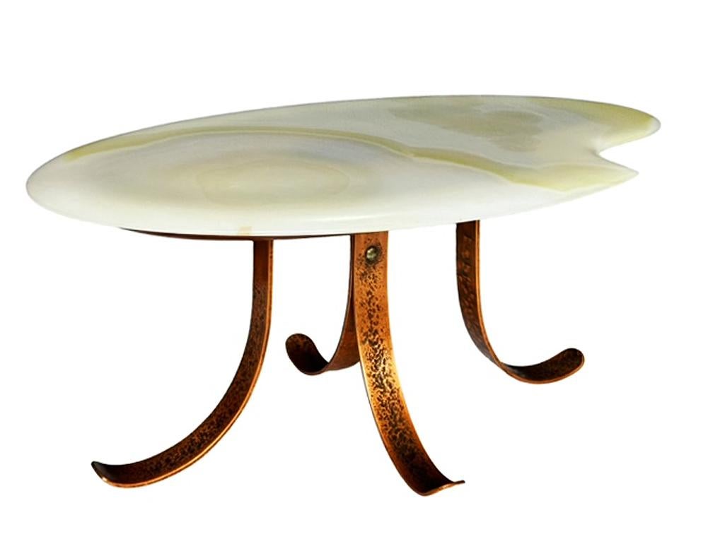 Studio Made Hollywood Regency Green Onyx Marble & Copper Oval Cocktail Table In Good Condition In Philadelphia, PA