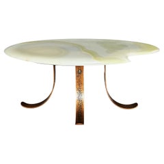 Studio Made Hollywood Regency Table à cocktail ovale en marbre d'onyx vert et cuivre