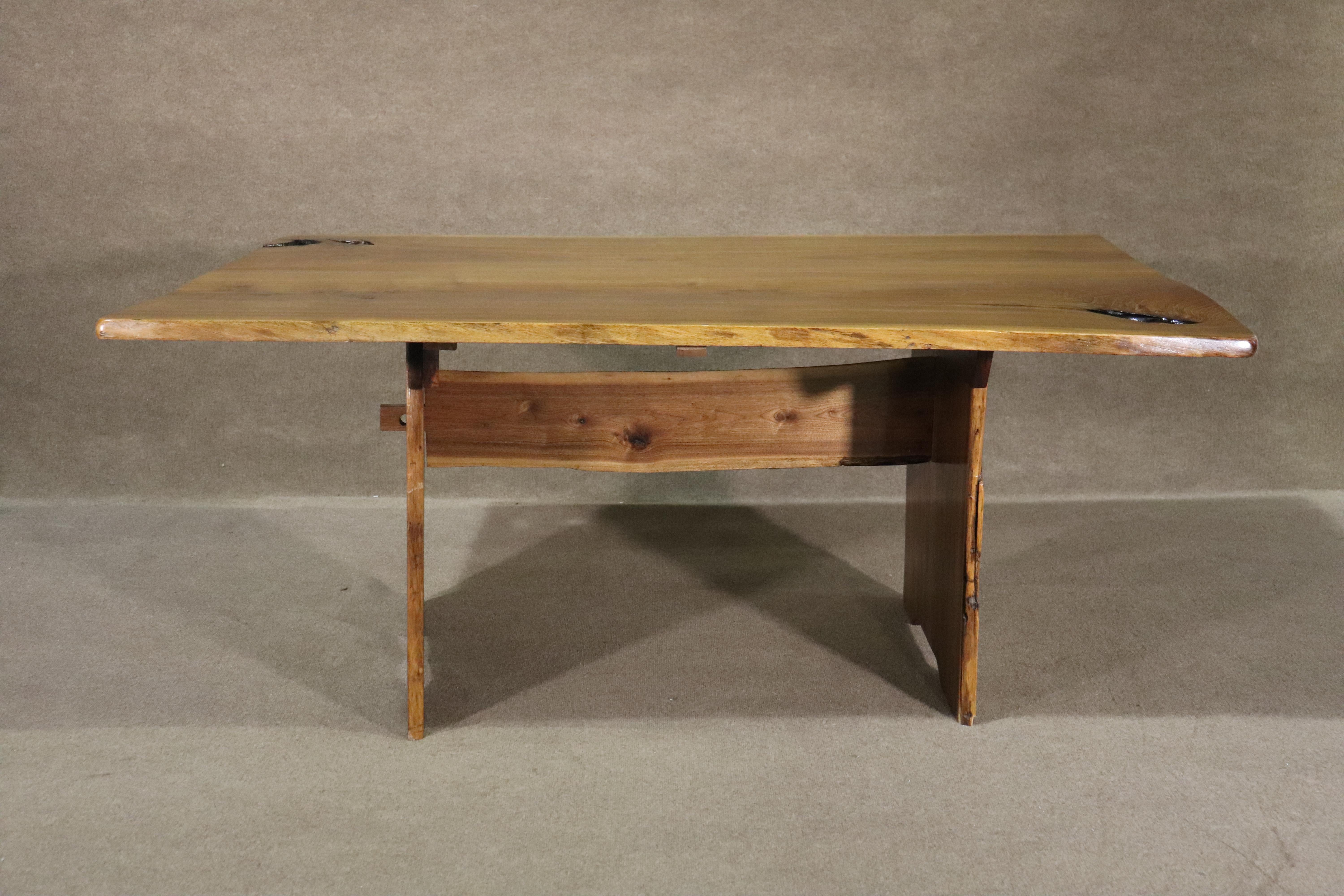 Großer, einzigartiger Esstisch, der aus einer einzigen Holzplatte gefertigt und auf einen Holzsockel gestellt wurde. Alle Teile haben eine rustikale, lebendige Kante, die dem Tisch eine Nakashima-Form verleiht.
Bitte bestätigen Sie den Standort NY