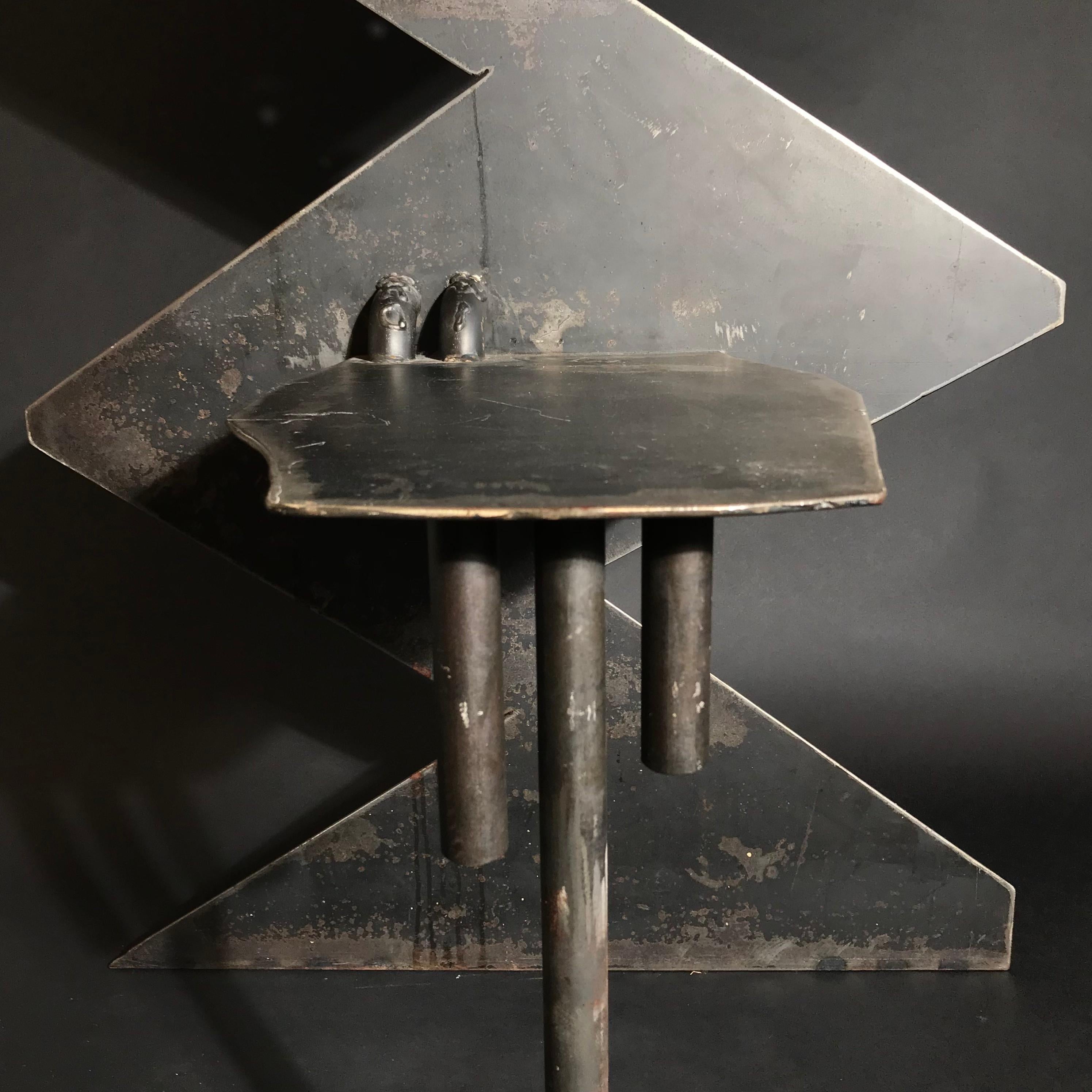 Eine atemberaubende Kollektion von kunstvoll gefertigten Stahlmöbeln aus einem Studio in Freigburg, Deutschland. Dieses Stück weist Texturen, Schweißnähte und geschnittenes Metall auf.

    