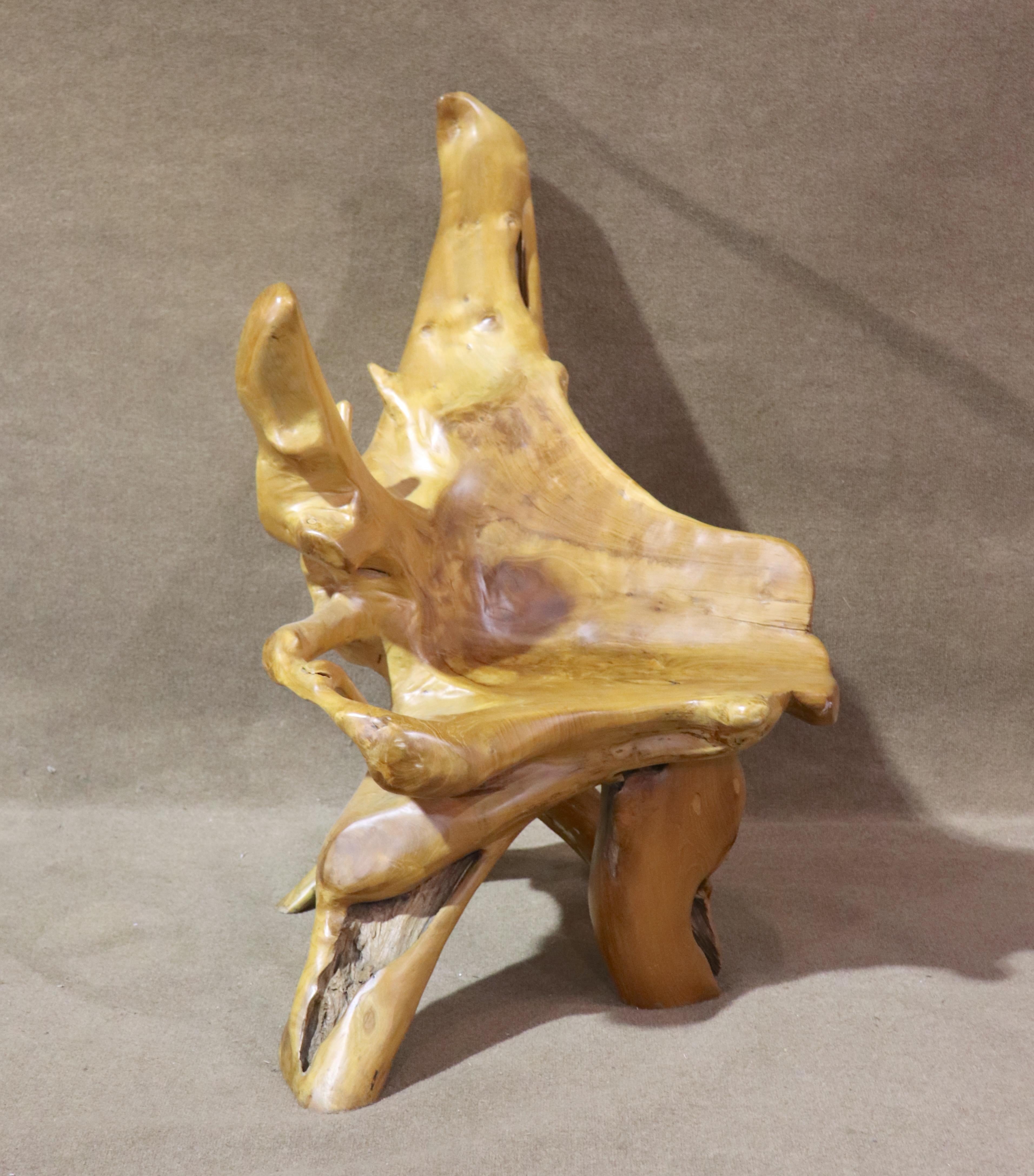 Questa sedia unica nel suo genere è realizzata con un unico pezzo di legno di radice trovato. Splendidamente intagliata e lucidata, questa è un'opera d'arte funzionale.
Si prega di confermare la posizione NY o NJ