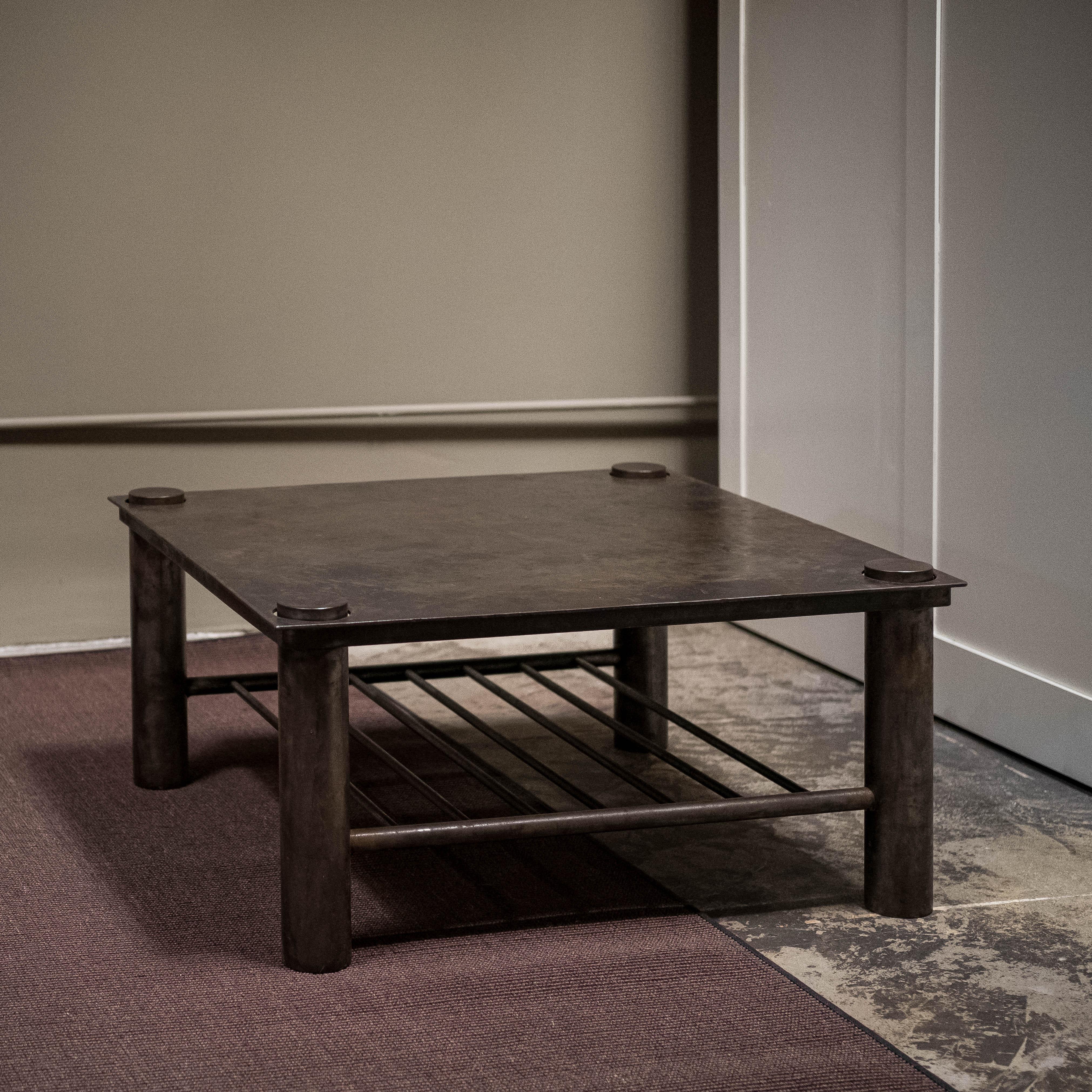 Table basse en acier fabriquée en studio, à patine naturelle due à l'oxydation avec l'âge, dotée d'un plateau amovible signé et daté 'R. Kolpack - '94' sur le dessous. Cette table de style industriel est fabriquée avec un plateau amovible, un