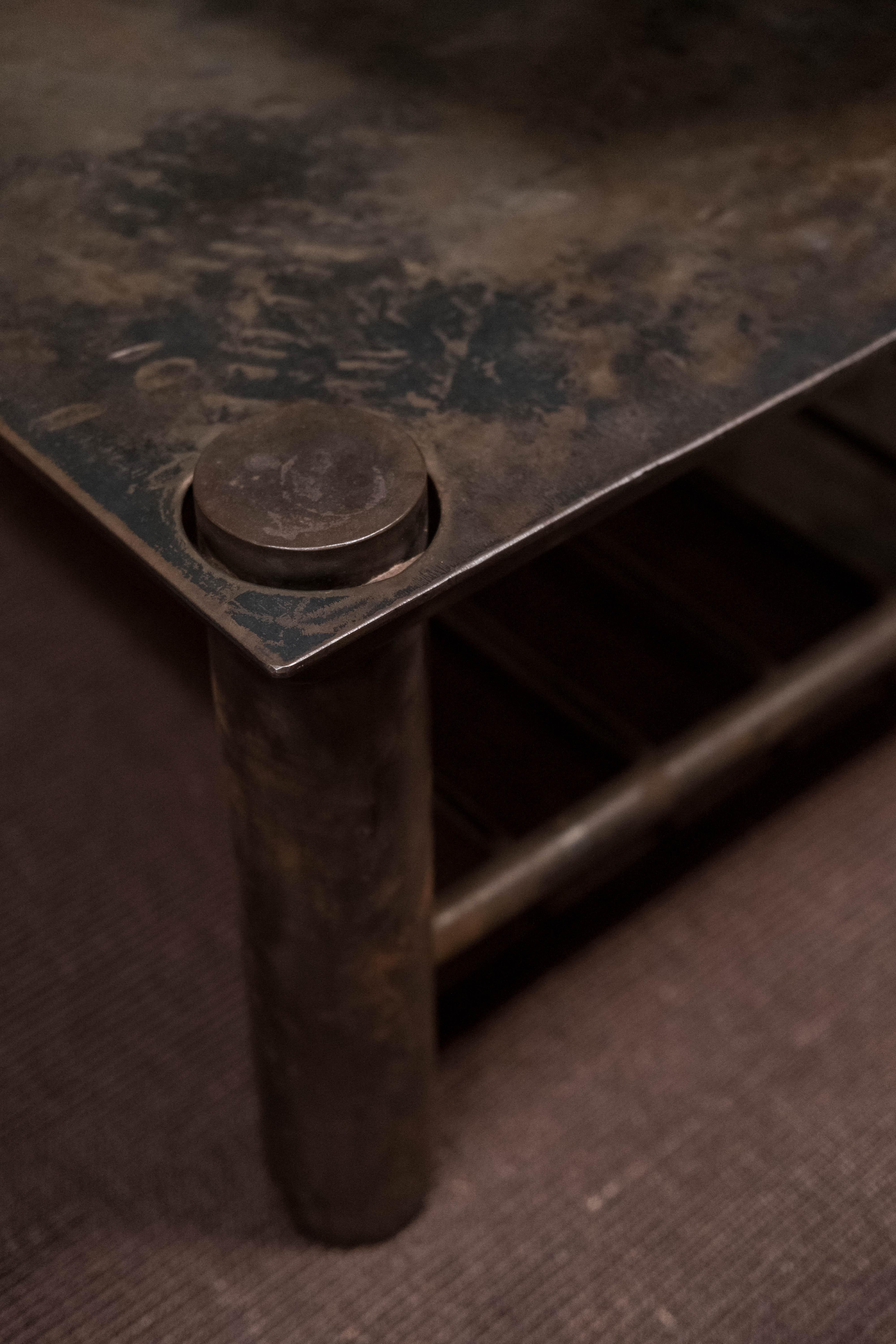 Patiné Table basse en acier fabriquée par Studio Aele en vente