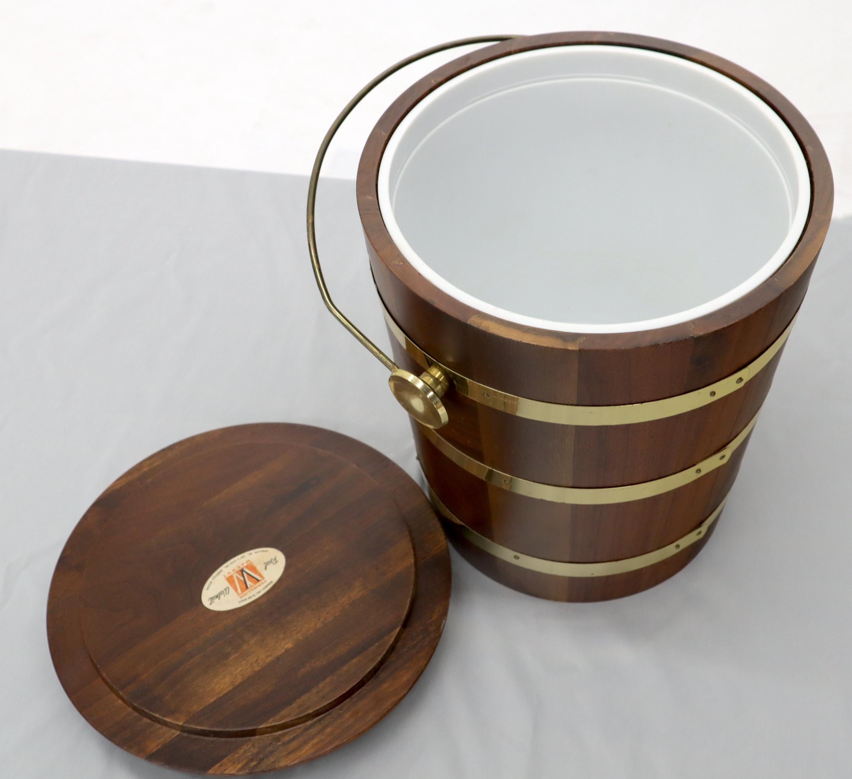 Studio Made Walnut and Brass Barrel Style Ice Bucket with Lid In Excellent Condition In Rockaway, NJ