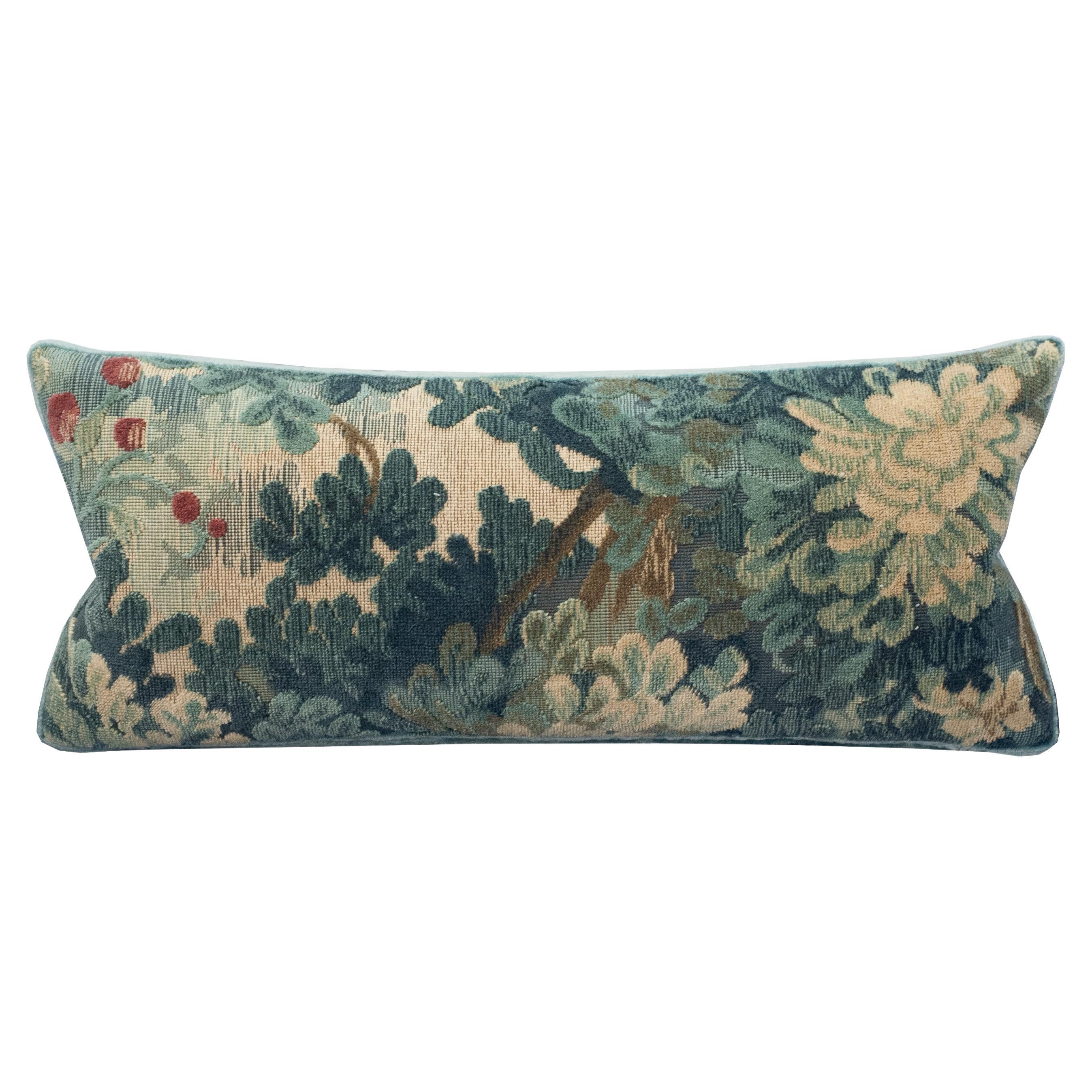 Oreiller de tapisserie en velours de lin bleu "Marly" de Studio Maison Nurita en vente
