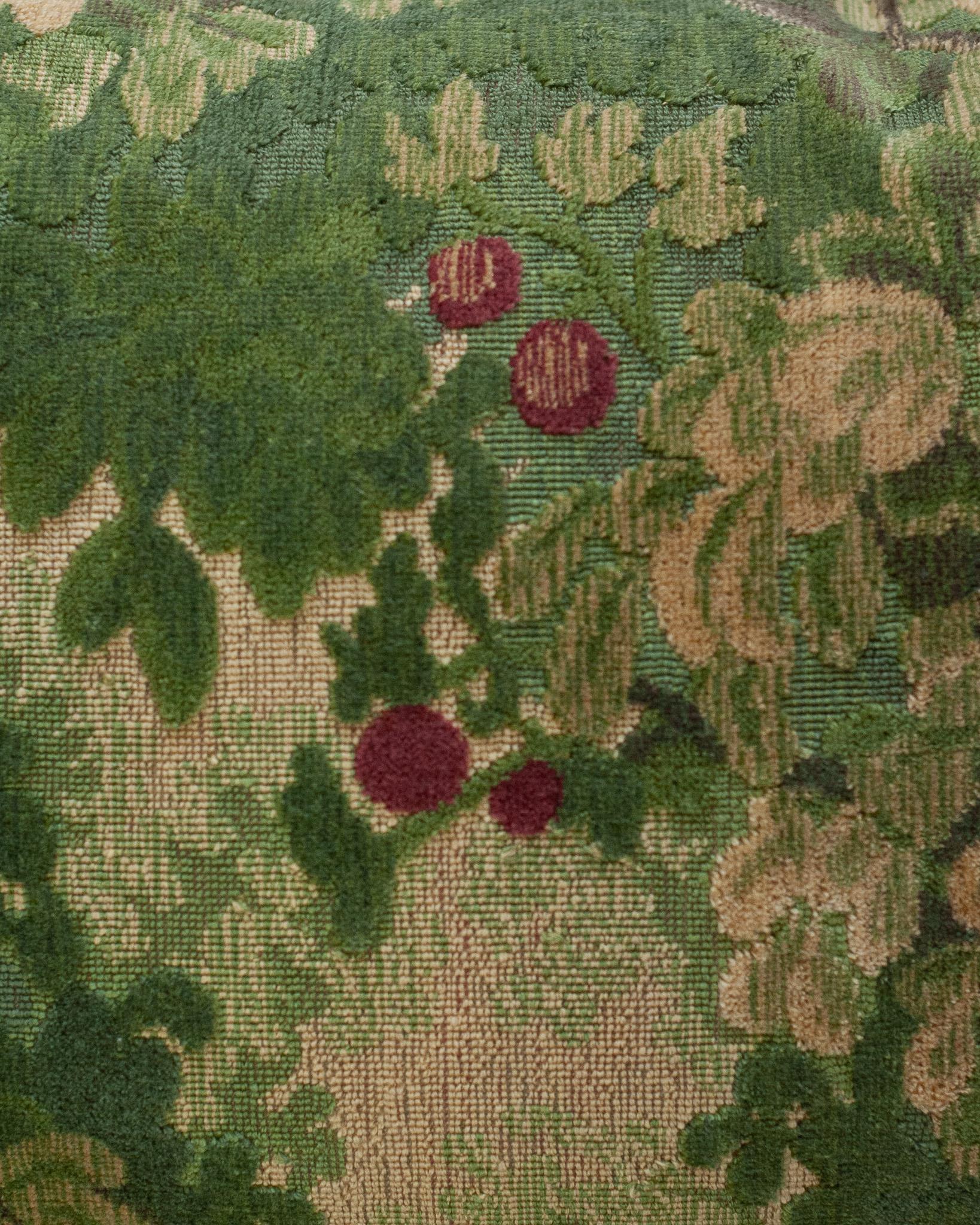 Studio Maison Nurita Colony „Marly“ Grüner Leinen-Samt Vedure-Wandteppich-Kissen (Kanadisch) im Angebot