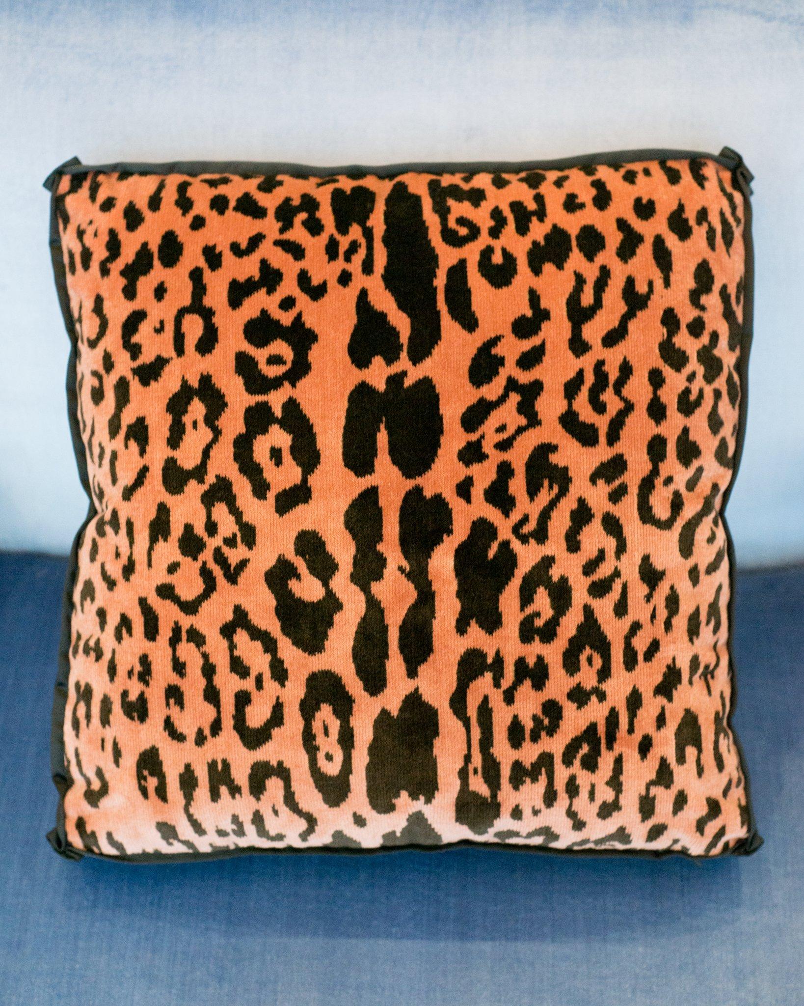 Ein Paar Studio Maison Nurita-Kissen in unserem charakteristischen Box-Design mit Bevilacqua-Samt mit korallenrotem Leopardenmuster, einer Satinborte und gefalteten Ecken. Bevilacqua Tessuti wurde von Luigi Bevilacqua gegründet und ist seit 1875 in