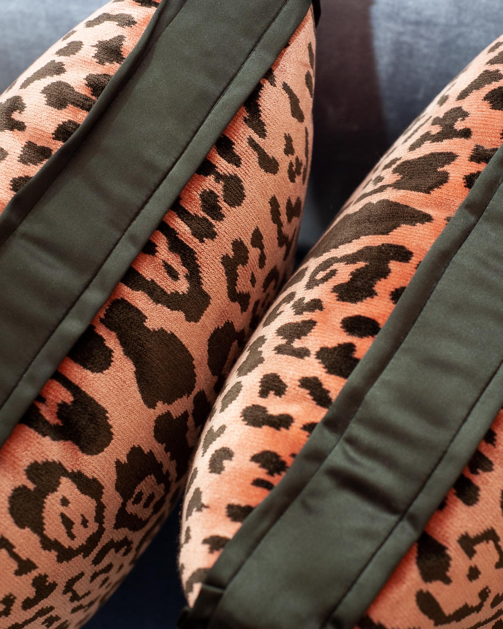 Studio Maison Nurita Kissen aus Seidensamt und Satin mit Leopardenmuster in Koralle, Rosa und Bevilacqua im Zustand „Neu“ im Angebot in Toronto, ON