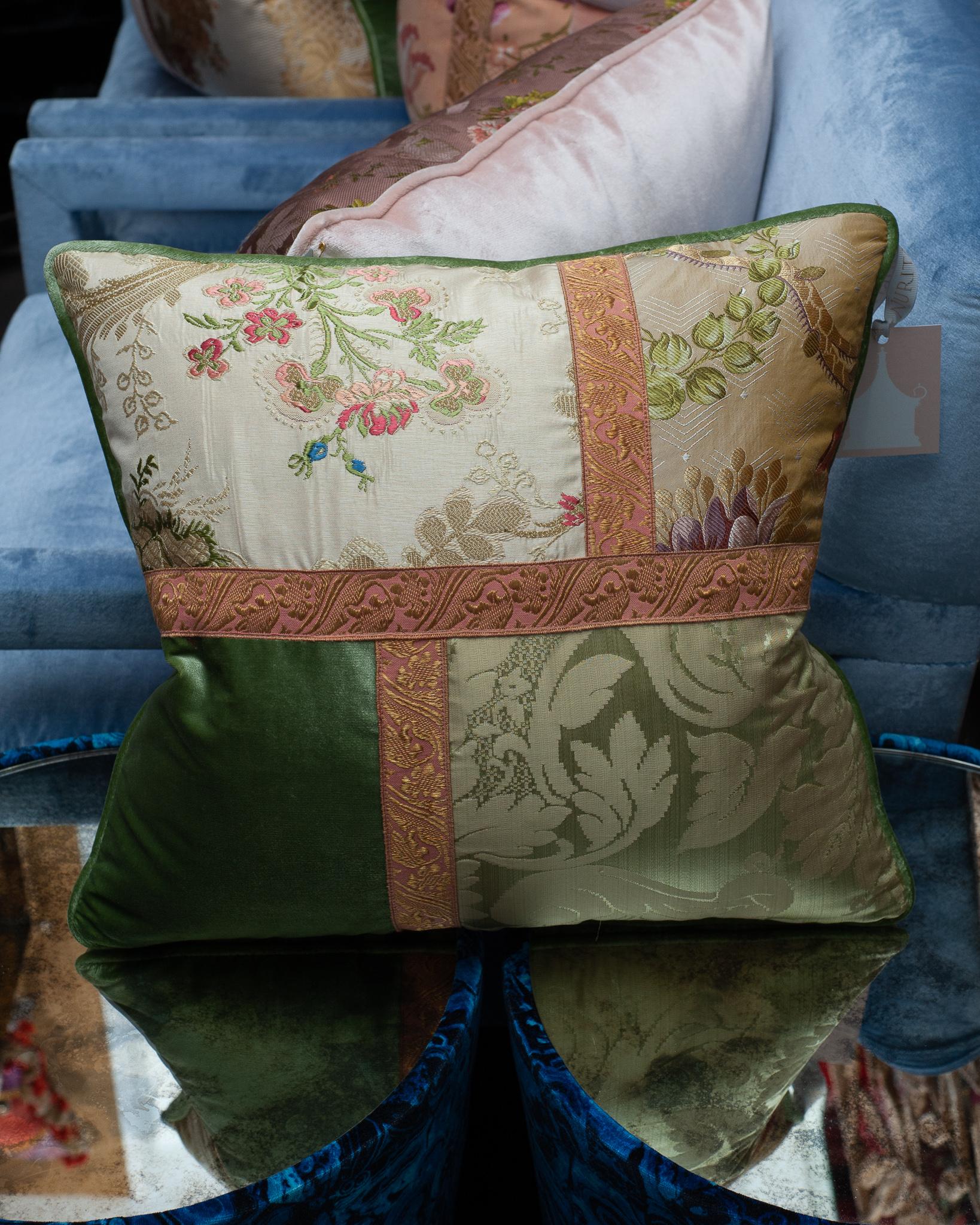 Ein handgefertigtes Patchwork-Kissen von Studio Maison Nurita aus verschiedenen grünen Seidensamten mit Schnittflor, floralen Dokumentendrucken und Vintage-Metallverzierungen. Gefüllt mit kanadischen Daunen und Federn.