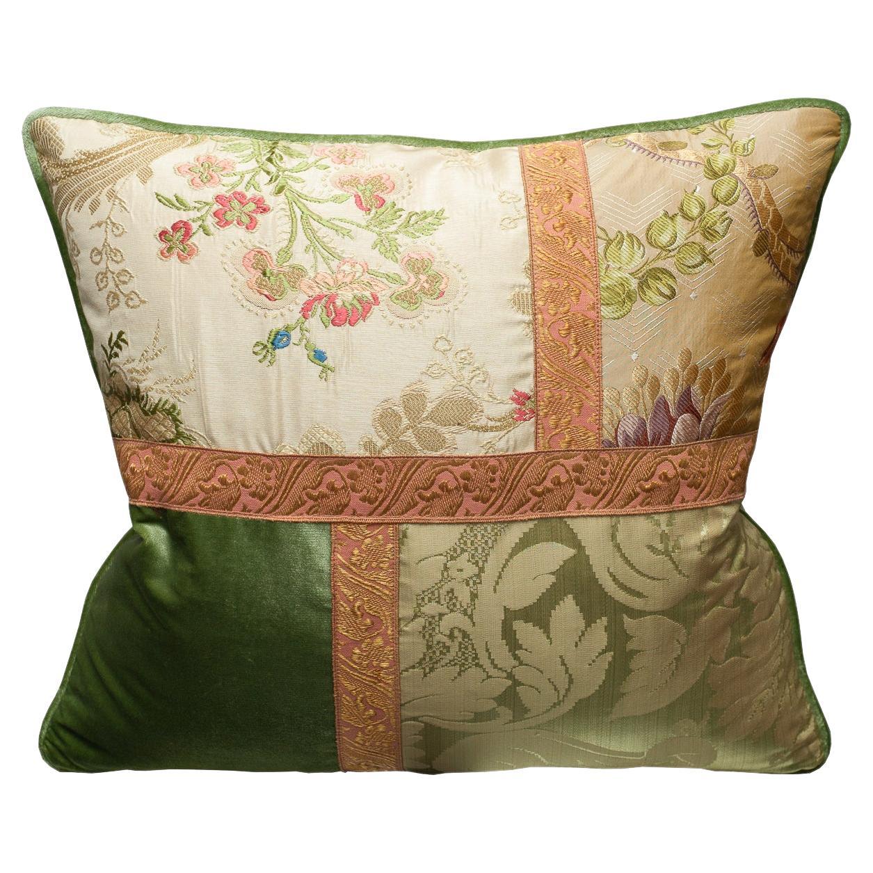 Coussin en velours de soie à motifs floraux et patchwork de la Maison Nurita avec bordures métalliques