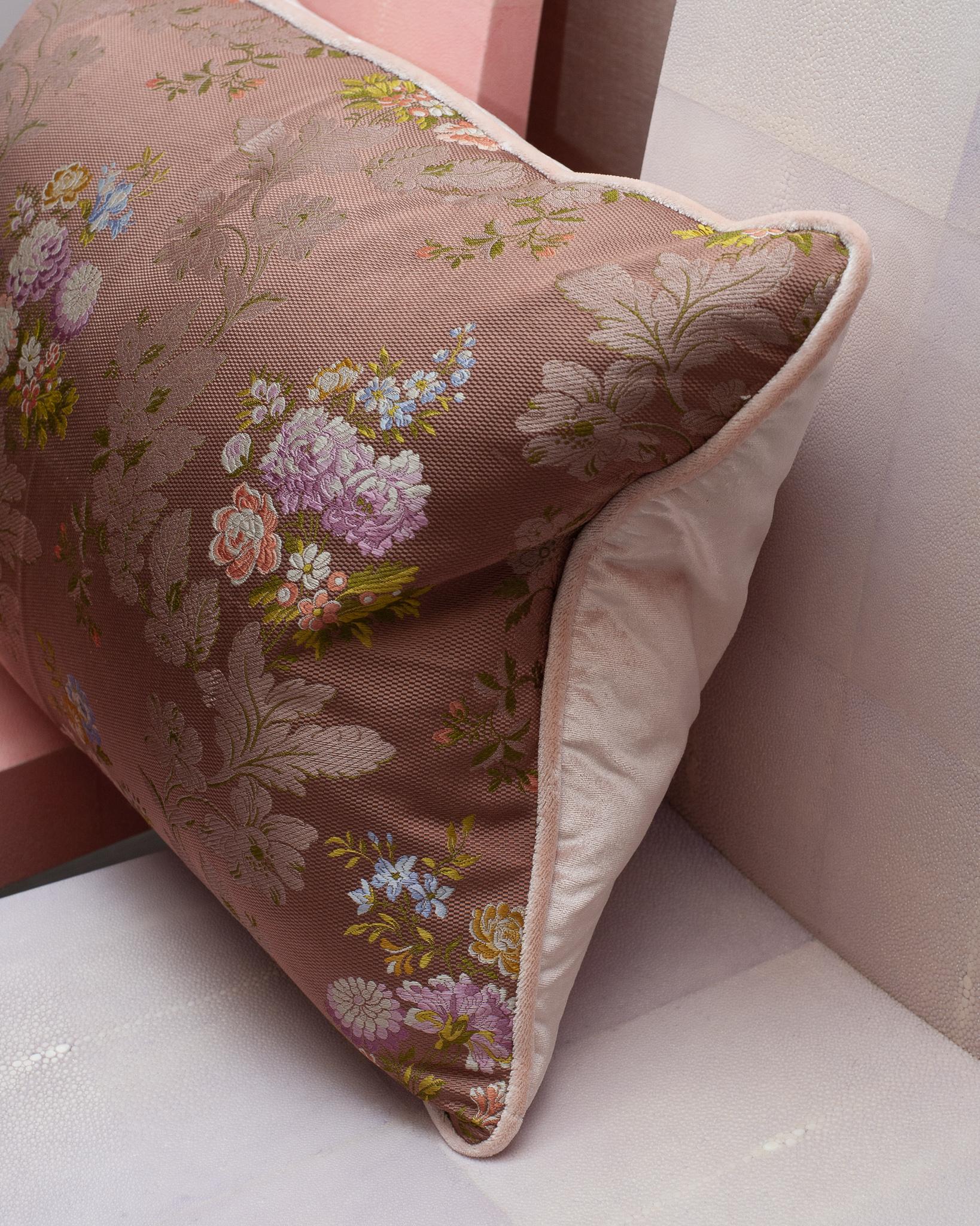Ein großes, handgefertigtes Kissen von Studio Maison Nurita mit einer Stickerei aus Seidendokumenten, bezogen mit einem weichen rosa Seidensamt mit passender Paspel. Gefüllt mit einer Mischung aus Gänsedaunen und Federn.