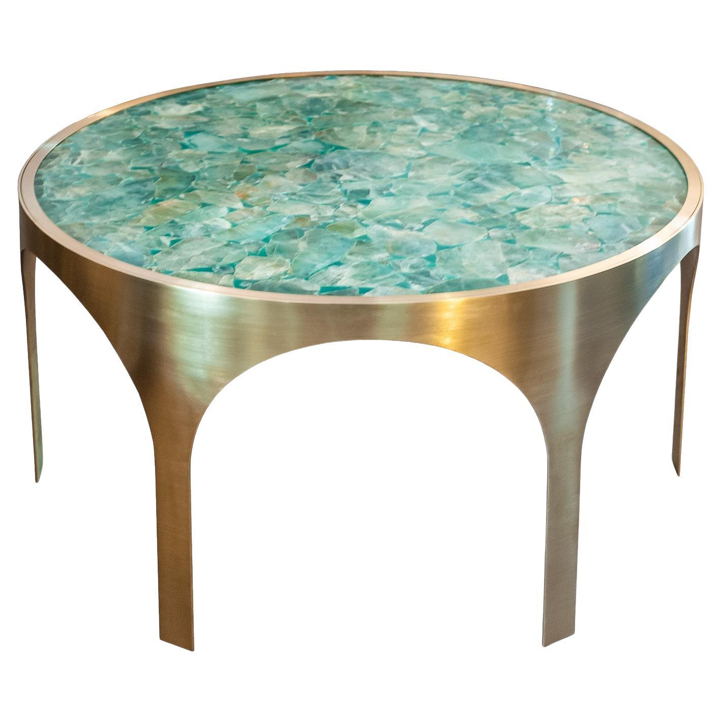 Studio Maison Nurita Table en fluorine verte avec base arquée en laiton brossé
