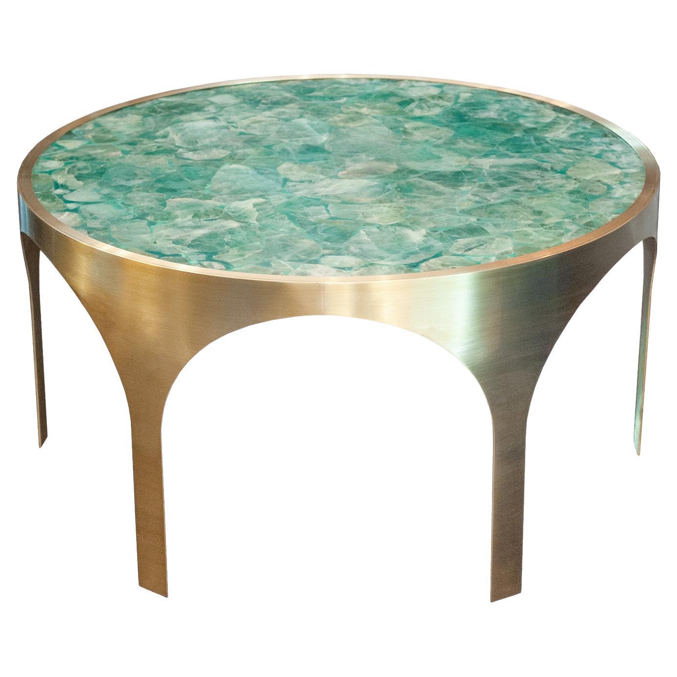 Studio Maison Nurita Table en fluorine verte avec base arquée en laiton brossé