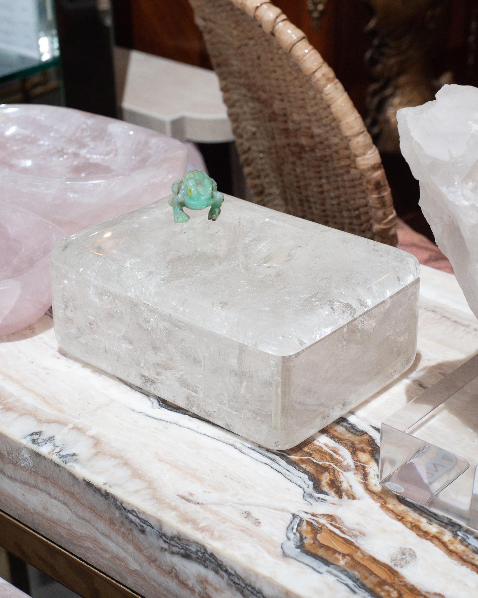 Esta preciosa caja de cuarzo transparente y cristal de roca con tapa de rana tallada en aventurina verde, de Studio Maison Nurita, es una pieza excepcionalmente única y caprichosa. El cristal de cuarzo/roca transparente es de la máxima calidad,