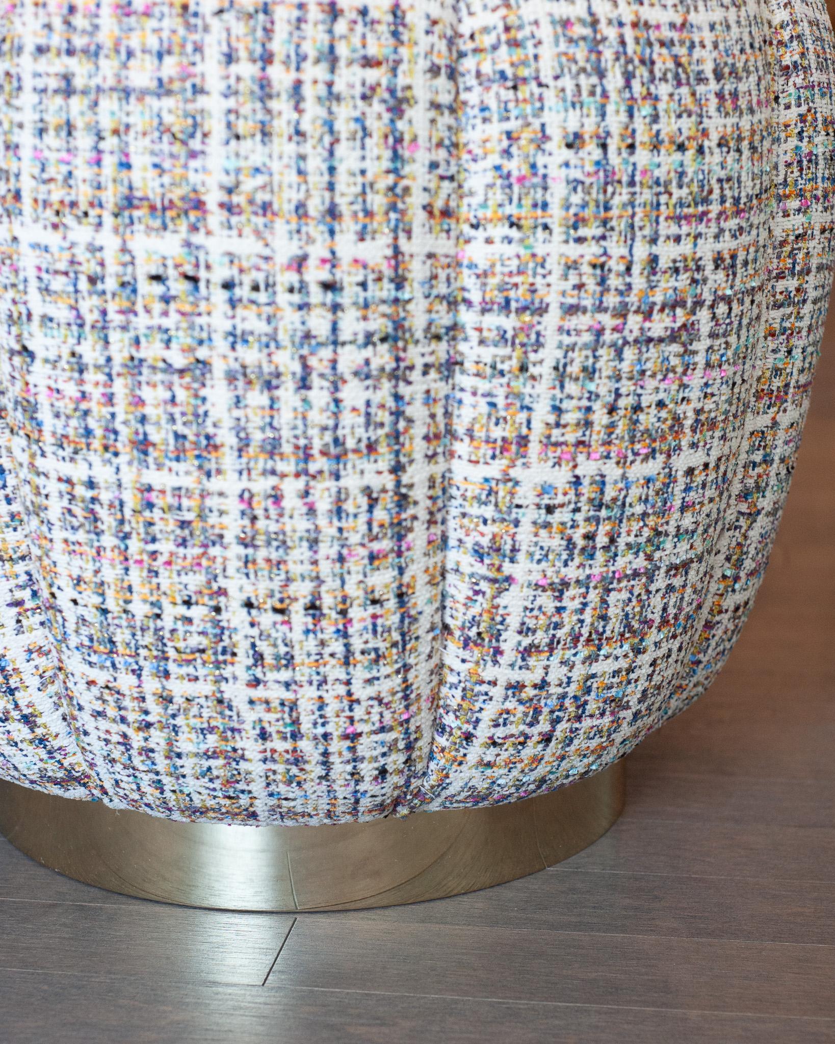 Studio Maison Nurita Ottoman en tweed blanc avec base en métal doré poli Neuf - En vente à Toronto, ON