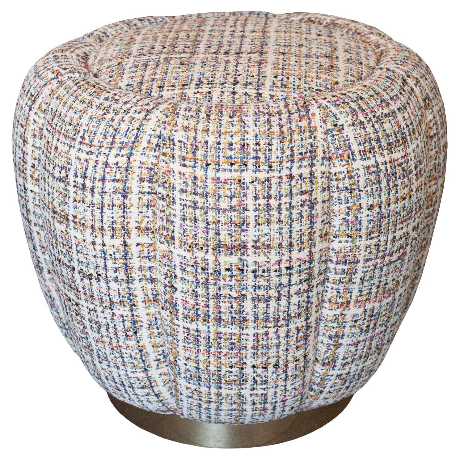 Studio Maison Nurita Ottoman en tweed blanc avec base en métal doré poli