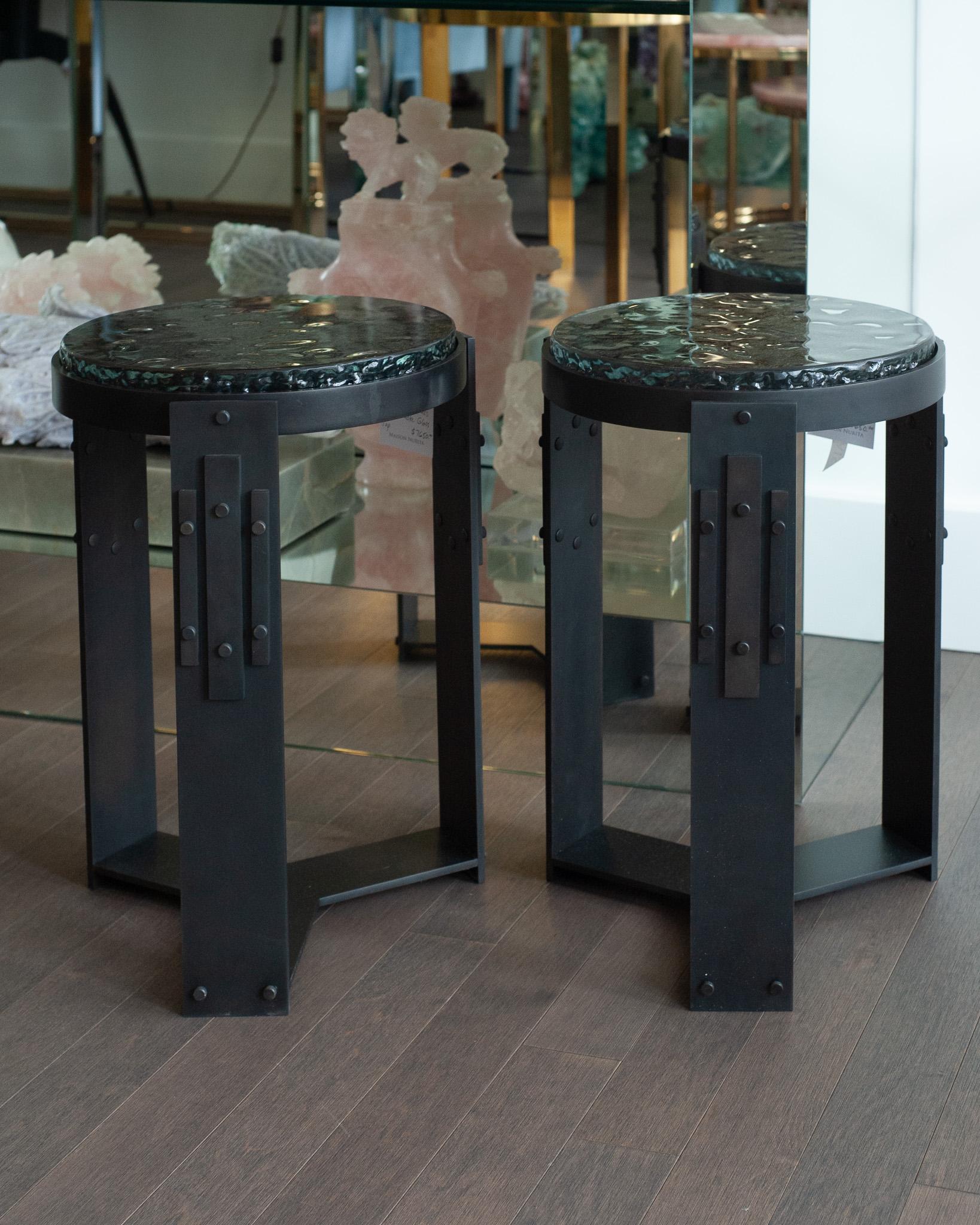 Cette magnifique paire de tables d'appoint en verre fumé de Studio Maison Nurita est un parfait mélange d'artisanat moderne et d'inspiration Art déco. Les plateaux en verre fumé sont substantiels et épais, leurs tons riches et sombres ajoutant un