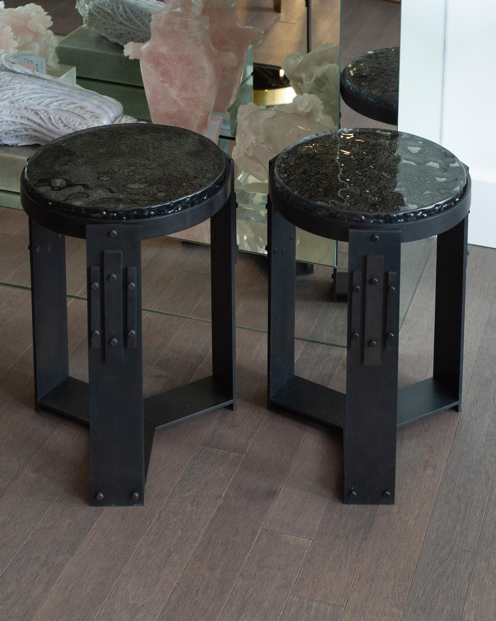 Art déco Studio Maison Nurita Paire de tables en verre fumé avec base en laiton noirci en vente