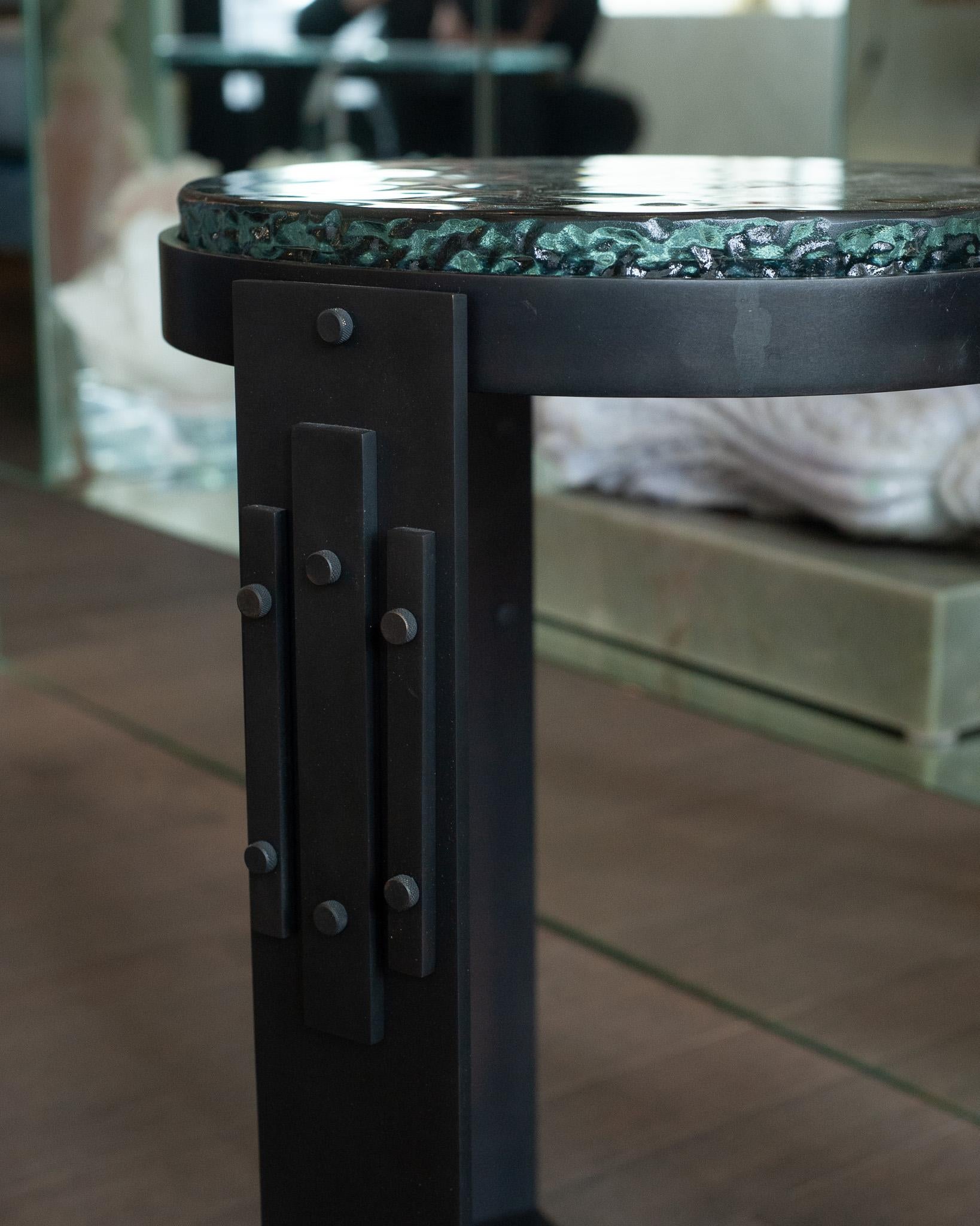 Canadien Studio Maison Nurita Paire de tables en verre fumé avec base en laiton noirci en vente