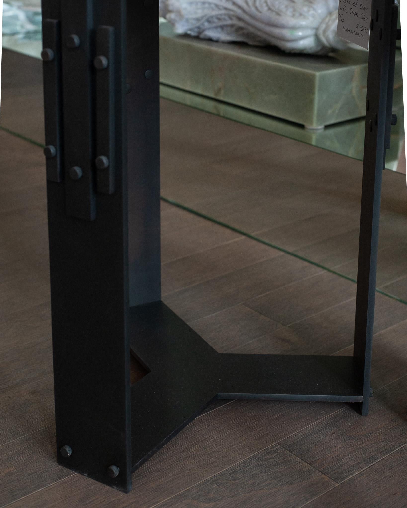 Noirci Studio Maison Nurita Paire de tables en verre fumé avec base en laiton noirci en vente