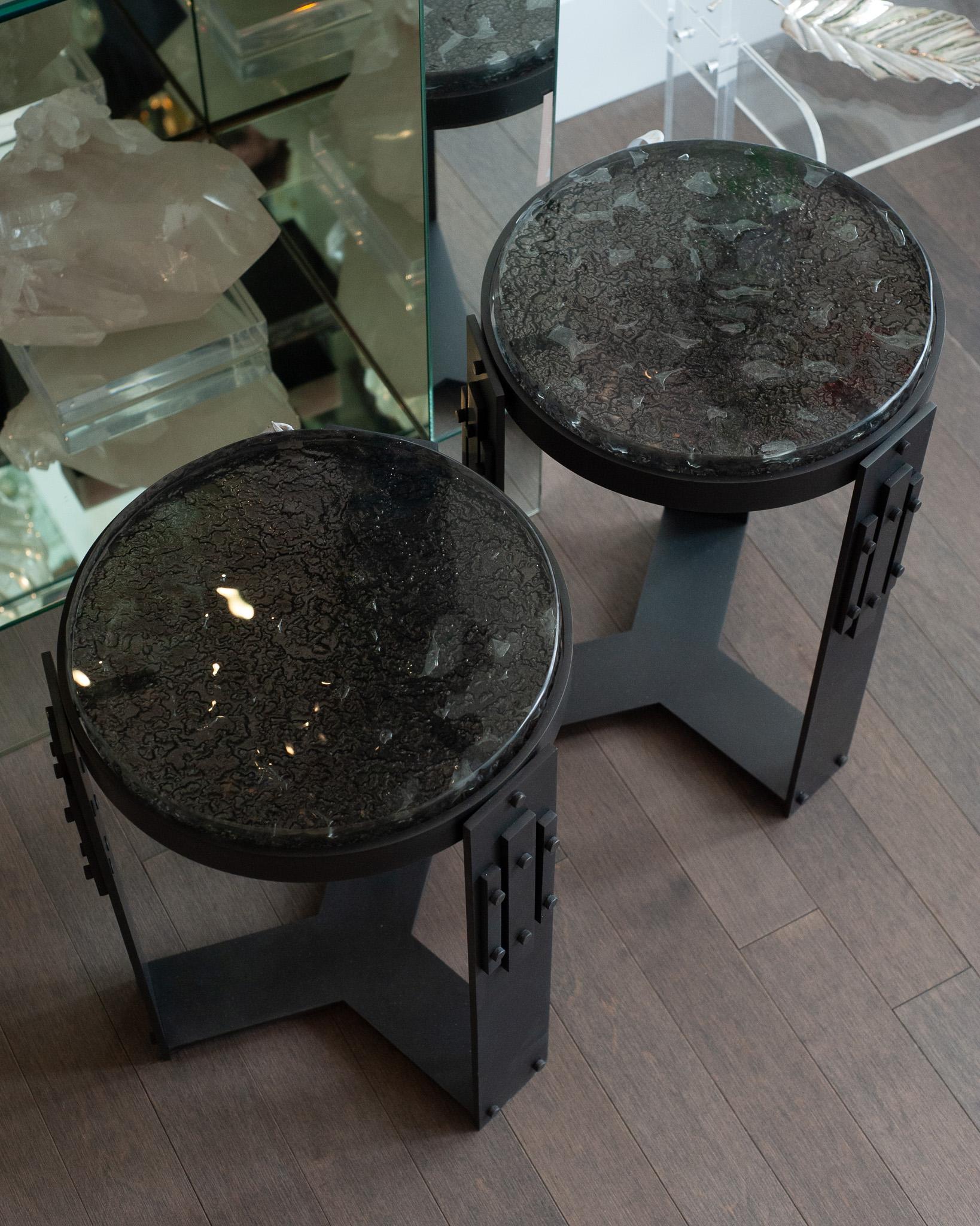 Studio Maison Nurita Paire de tables en verre fumé avec base en laiton noirci Neuf - En vente à Toronto, ON