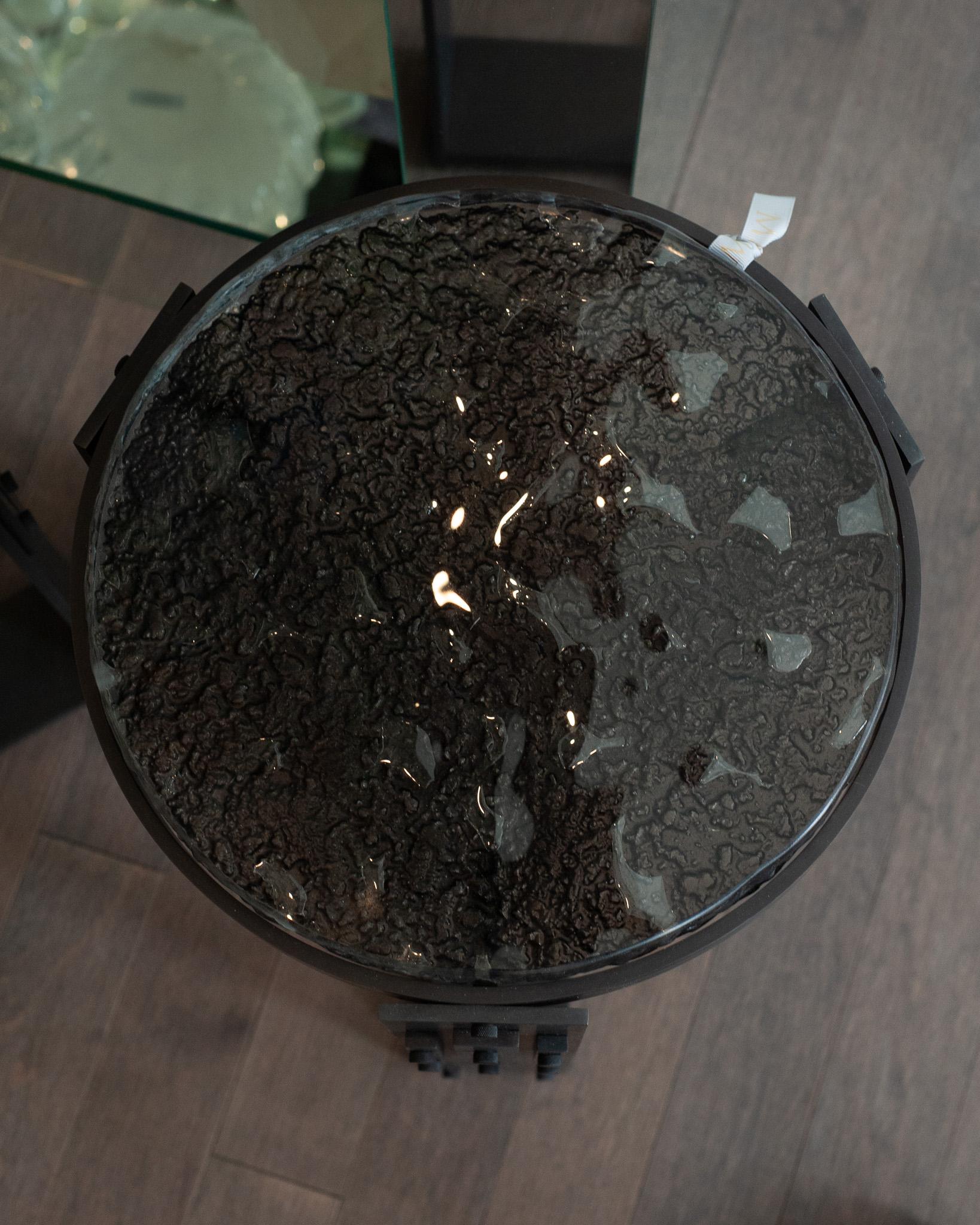XXIe siècle et contemporain Studio Maison Nurita Paire de tables en verre fumé avec base en laiton noirci en vente