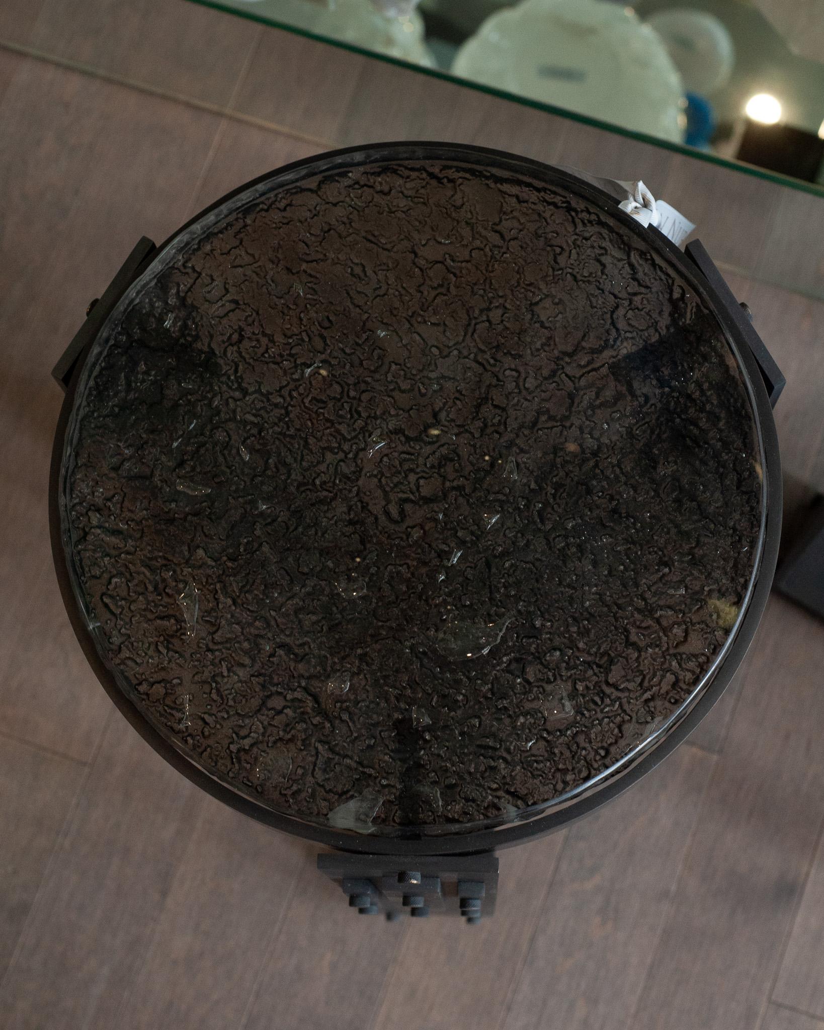 Laiton Studio Maison Nurita Paire de tables en verre fumé avec base en laiton noirci en vente