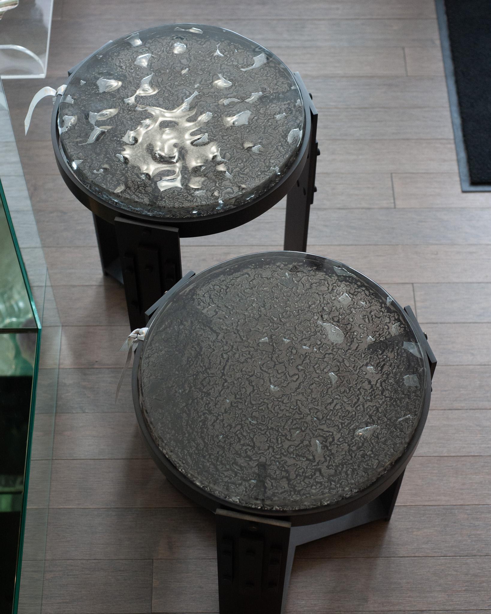 Studio Maison Nurita Paire de tables en verre fumé avec base en laiton noirci en vente 1