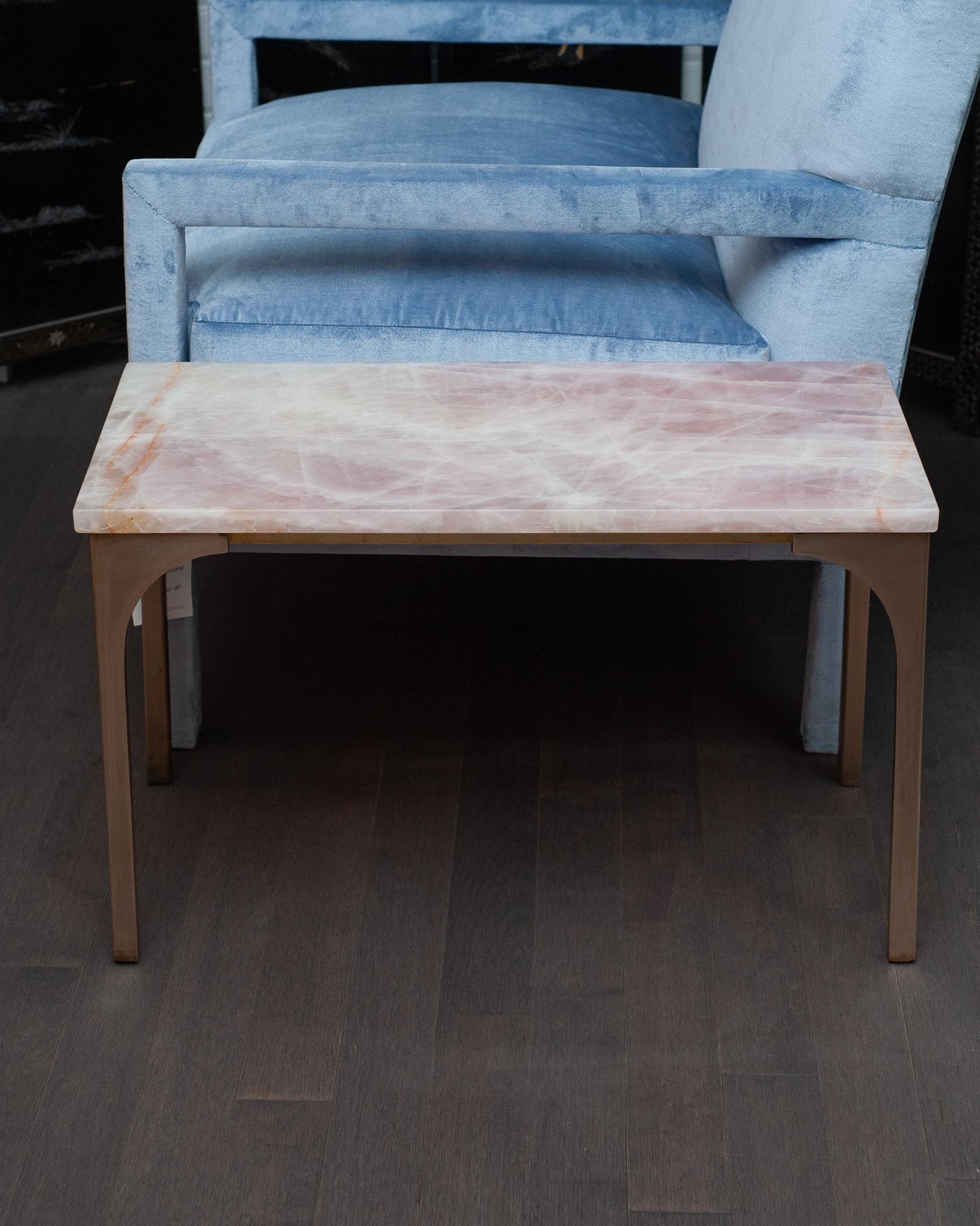 Une superbe table du Studio Maison Nurita en quartz rose et bronze. Fabriquée à partir d'une dalle solide de quartz rose de la plus haute qualité provenant du Brésil, cette table est dotée de pieds en bronze coulé massif de couleur or rose poli. Le