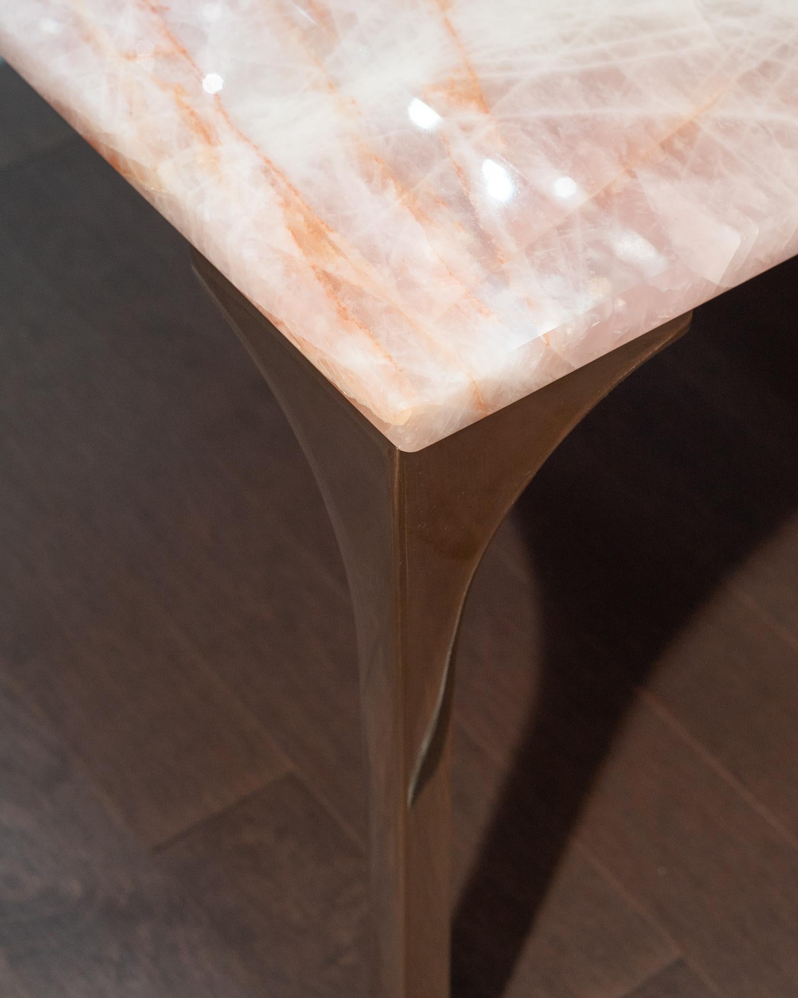 Studio Maison Nurita Rosa Rosenquarz-Tisch mit polierten, gegossenen Bronzebeinen (Kanadisch) im Angebot