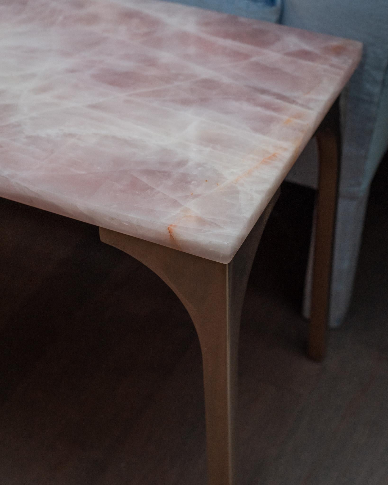 Canadien Table en quartz rose de la Maison Nurita avec pieds en bronze poli en vente