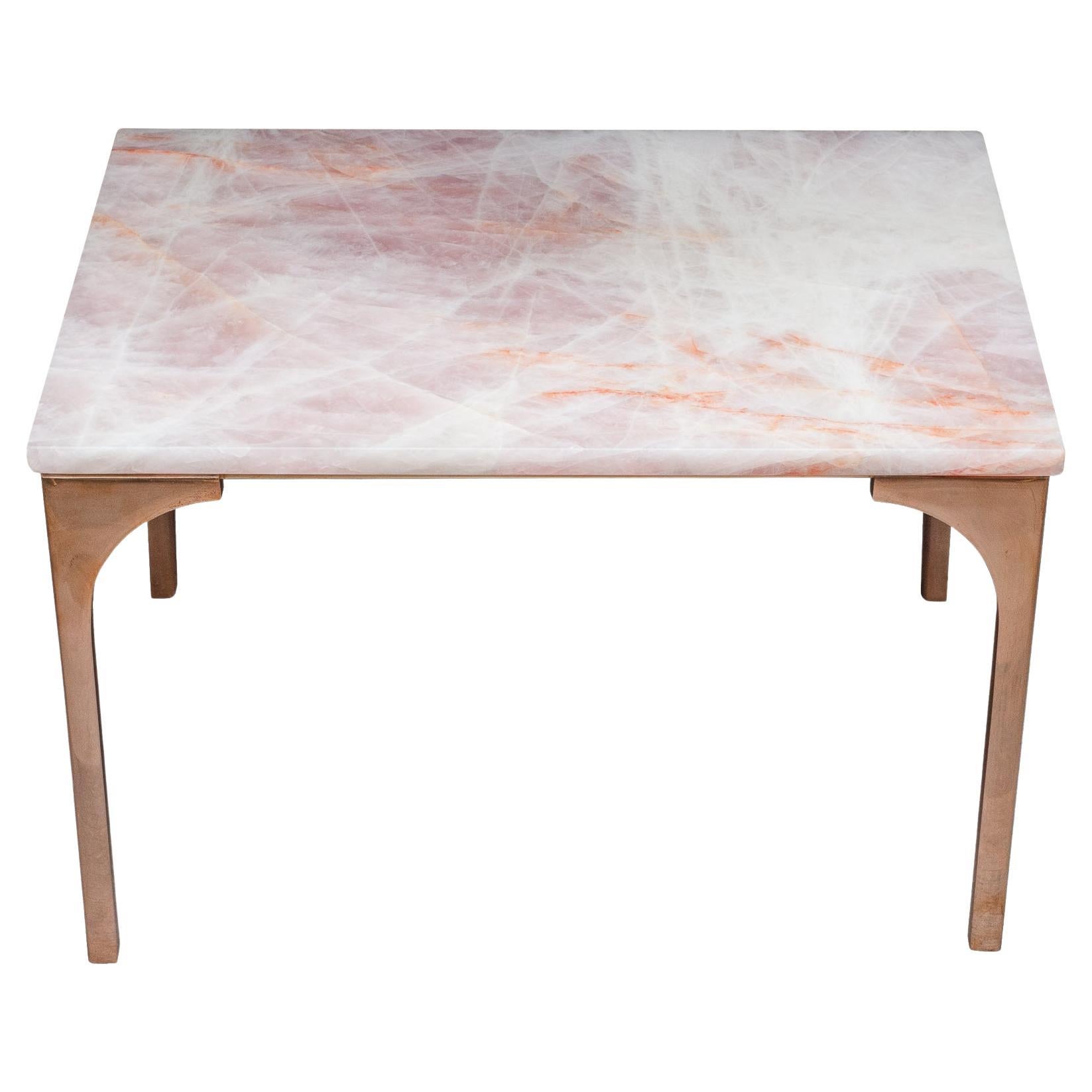 Studio Maison Nurita Rosa Rosenquarz-Tisch mit polierten, gegossenen Bronzebeinen im Angebot