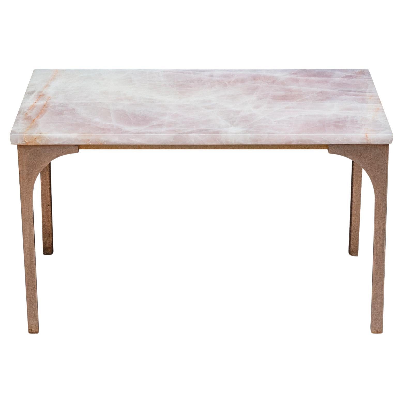 Table en quartz rose de la Maison Nurita avec pieds en bronze poli en vente