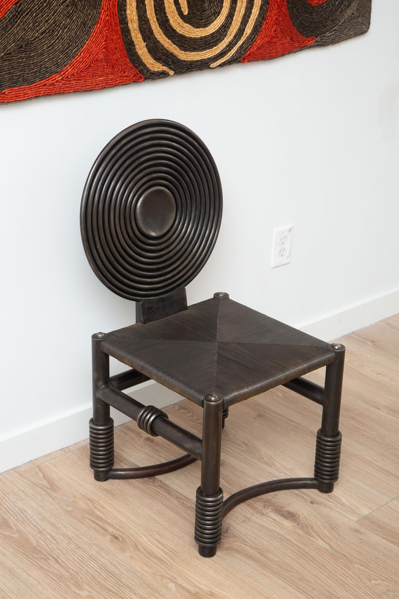 Silla metálica Studio, en stock
Estudio construido con diseño geométrico en metal con pátina de bronce oscuro
Asiento de junco tejido de metal
Espalda con círculos concéntricos
Patas tubulares unidas por camillas
Disponible para ver in situ en
