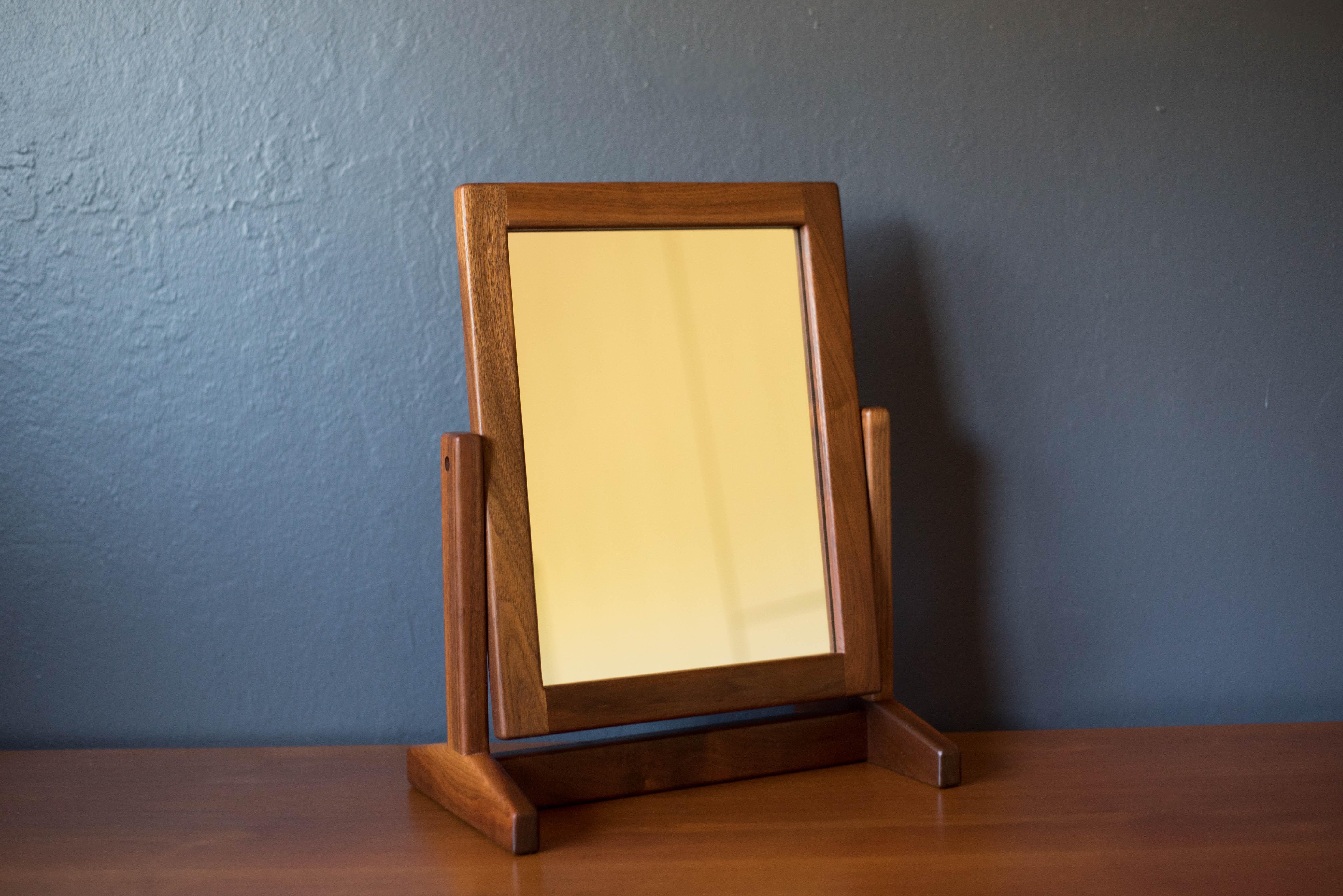 Vieux miroir de table de maquillage de studio avec support circa 1960's. Ce miroir d'appoint pivotant unique est encadré en bois de noyer massif et est parfait pour une utilisation quotidienne dans la salle de bains, le dressing ou sur la commode