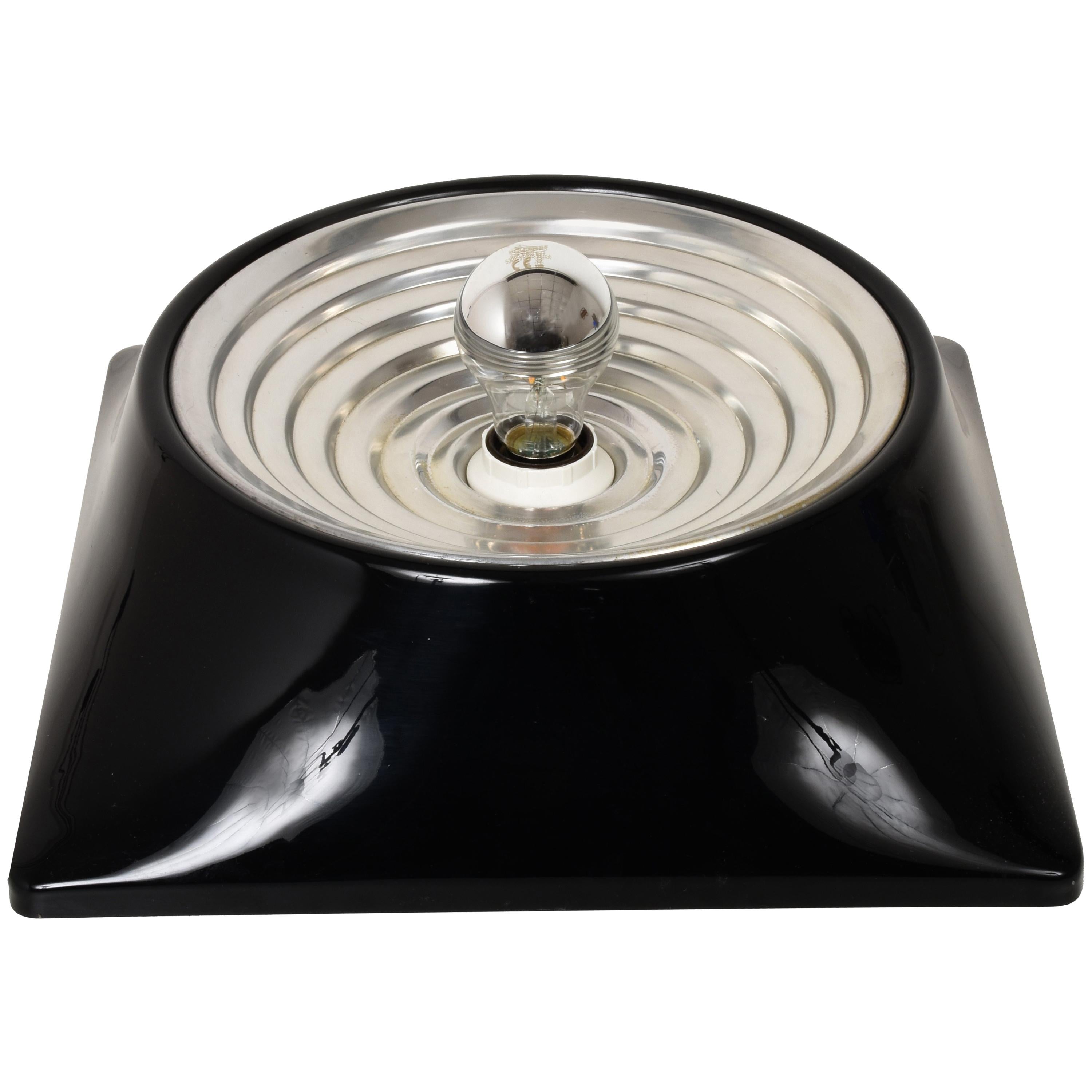 Amazing midcentury black resin sconce model 1369. It was designed in Italy by Studio Nizzoli Associati for Stilnovo in 1969.

The black resin printed support play with the reflective disc in chromed metal producing a unique aesthetic