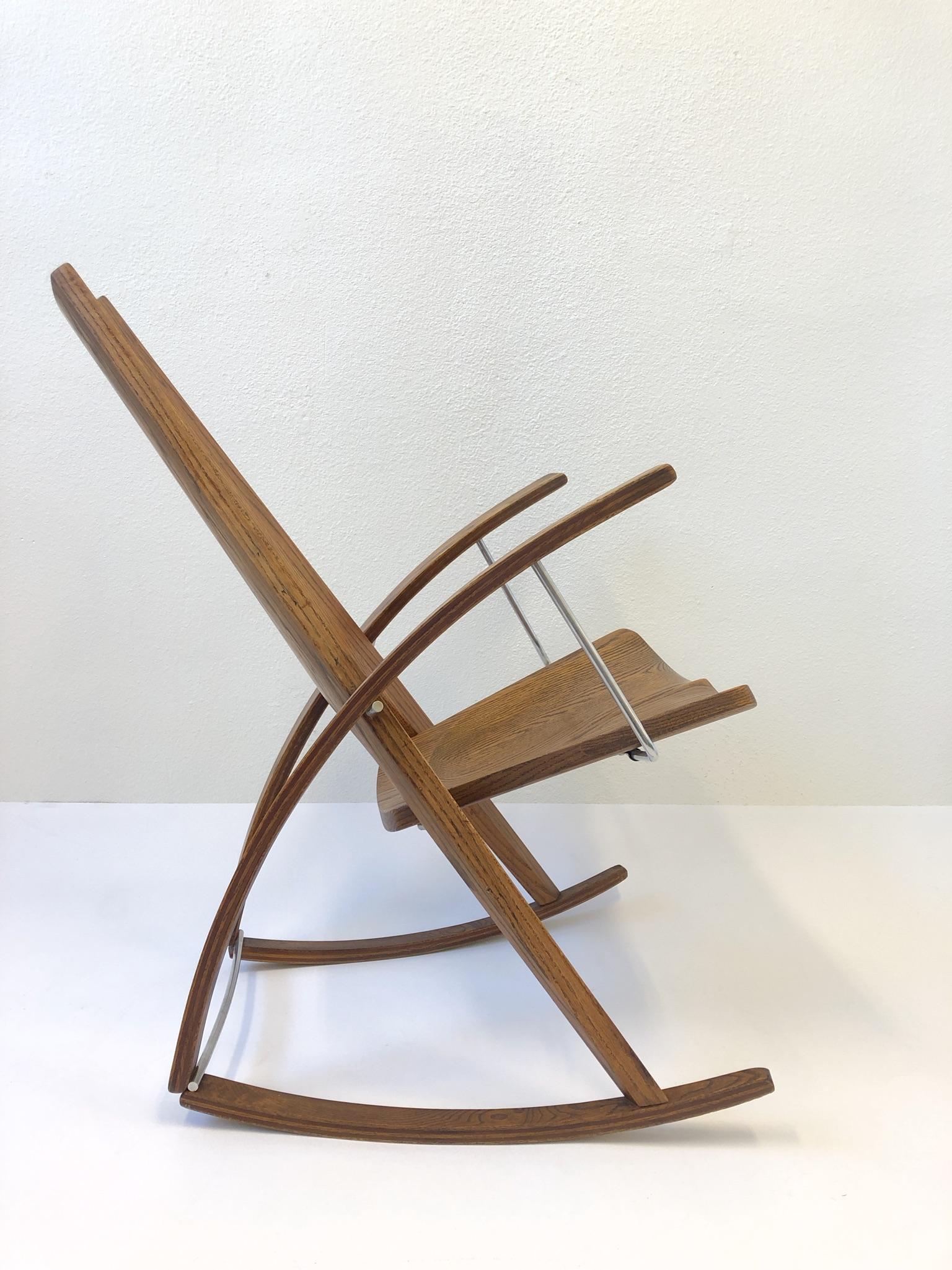 Ein erstaunlicher Schaukelstuhl aus den 1980er Jahren von Leon Mayer. Der Stuhl ist von Leon Mayer handsigniert, datiert 1980 und nummeriert 169. Der Schaukelstuhl ist aus massiver Eiche und poliertem Edelstahl gefertigt.
Gesamtabmessungen: 36