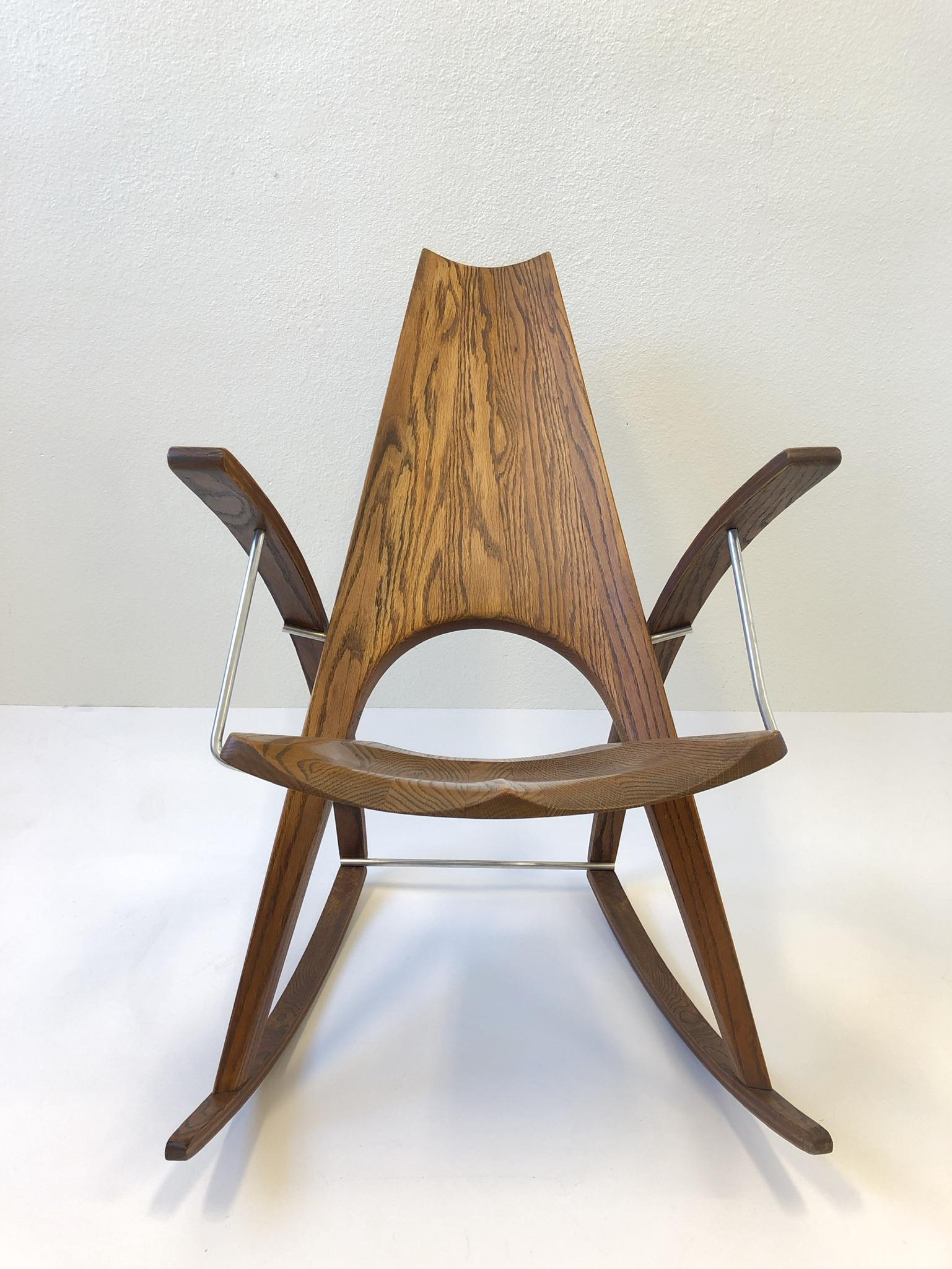 Rocking Chair aus Eiche und Edelstahl von Leon Mayer, Studio (amerikanisch) im Angebot