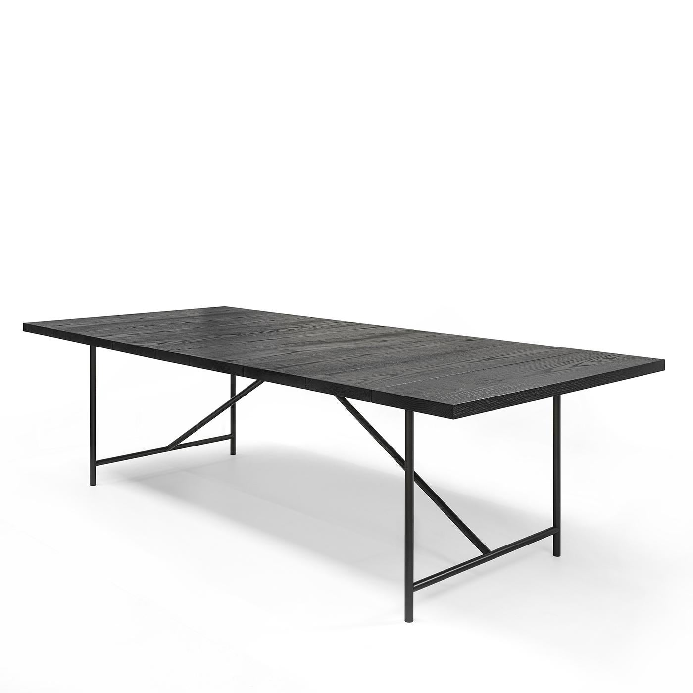 Table Studio Oak black with table top in solid oak wood
in black pigmented finish. Top made of asymetric oak wood
slats with small gaps between the slats. Table with trestle base
made with tubular iron in lacquered finish.
Also available with