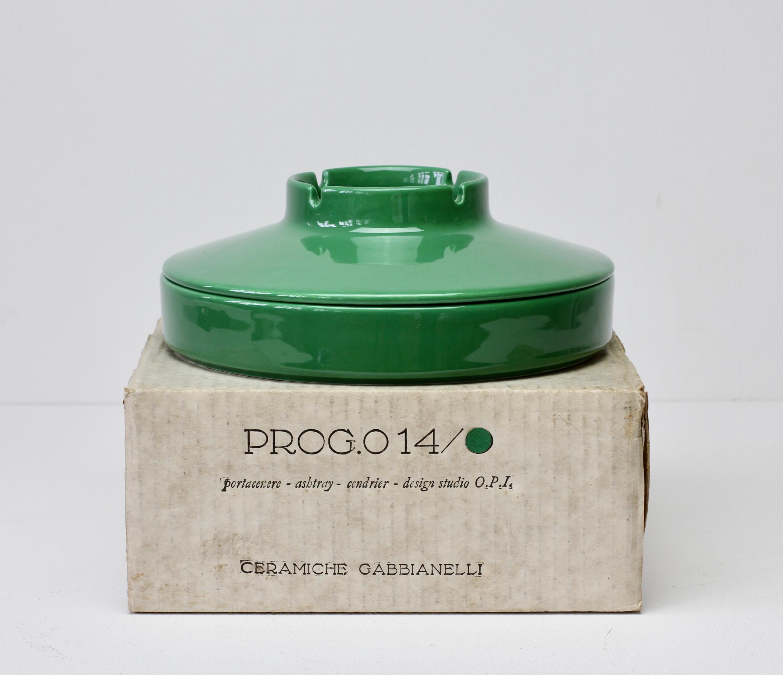 Grand cendrier vintage en céramique italienne verte conçu par le Studio O.P.I. pour Gabbianelli Ceramiche, fabriqué à Milan, Italie, vers 1970. Trouvé rarement dans la boîte d'origine - nouvel ancien article de stock.