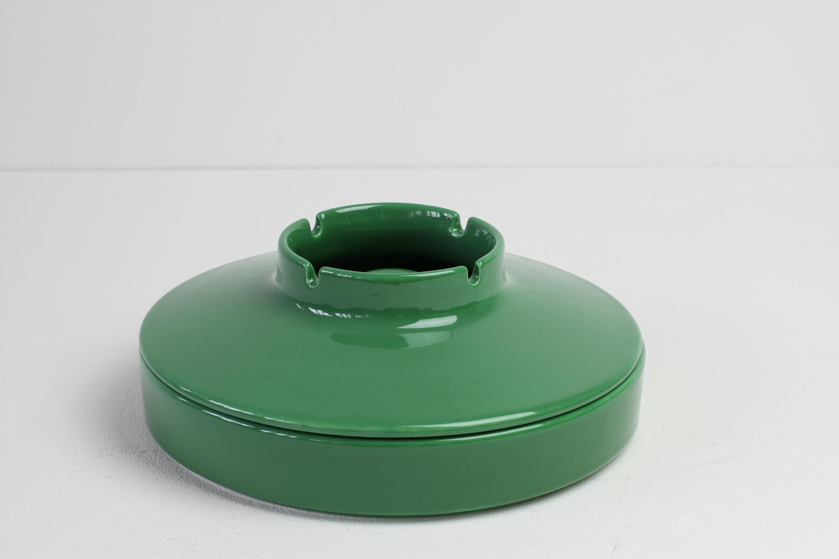 Italian Studio O.P.I. for Gabbianelli Vintage Ceramic Green Ashtray 'New Old Stock' For Sale
